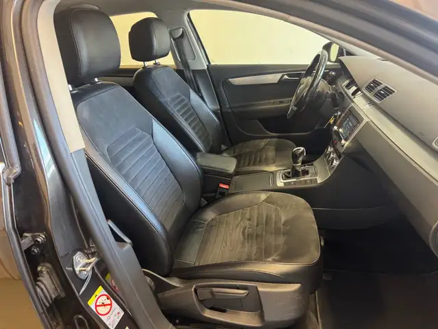 Volkswagen Passat view 11