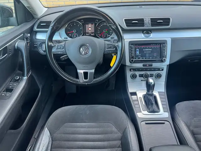 Volkswagen Passat view 2