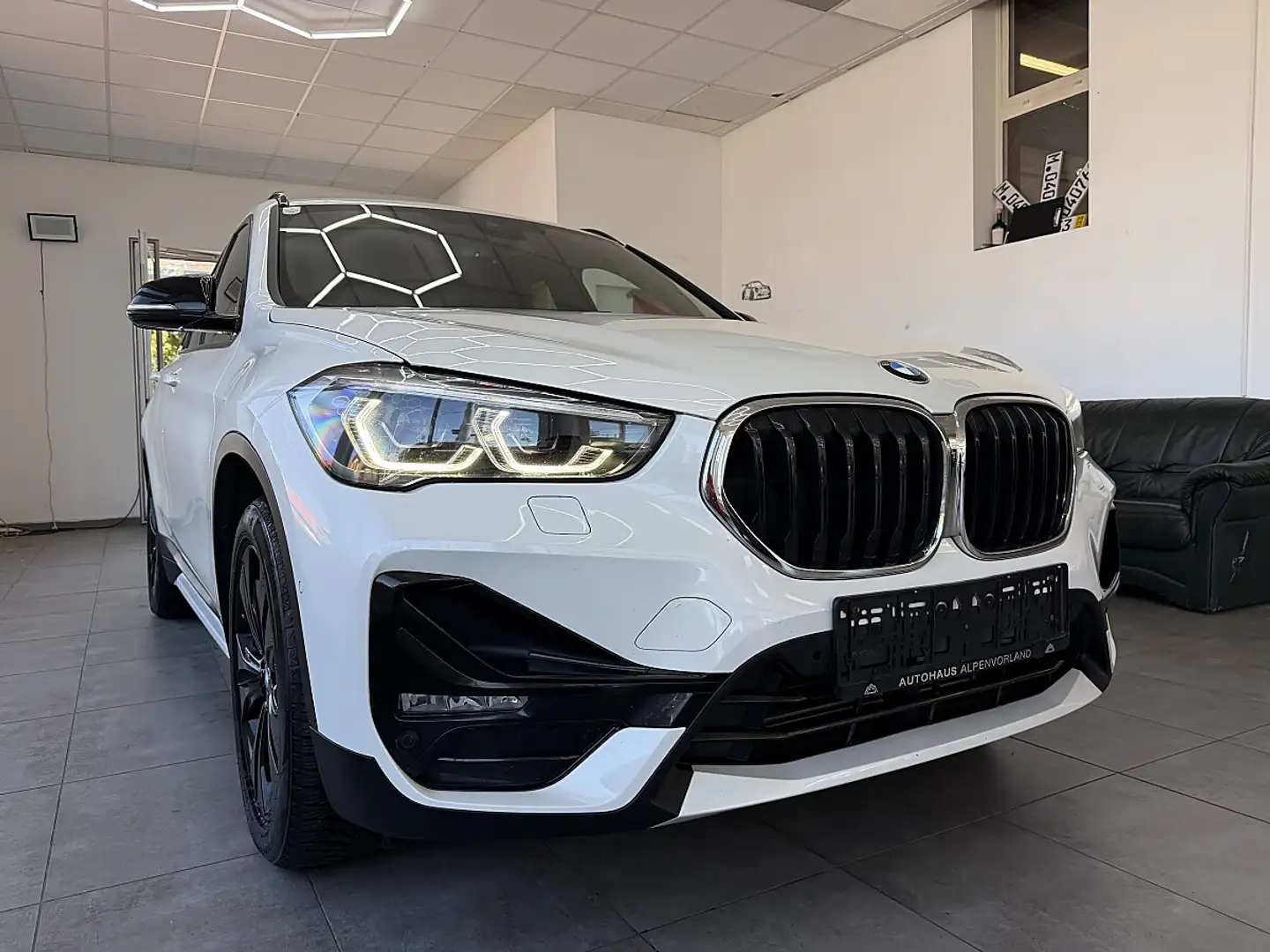 BMW X1 xDrive25e PHEV Aut. M Paket Weiß - 1