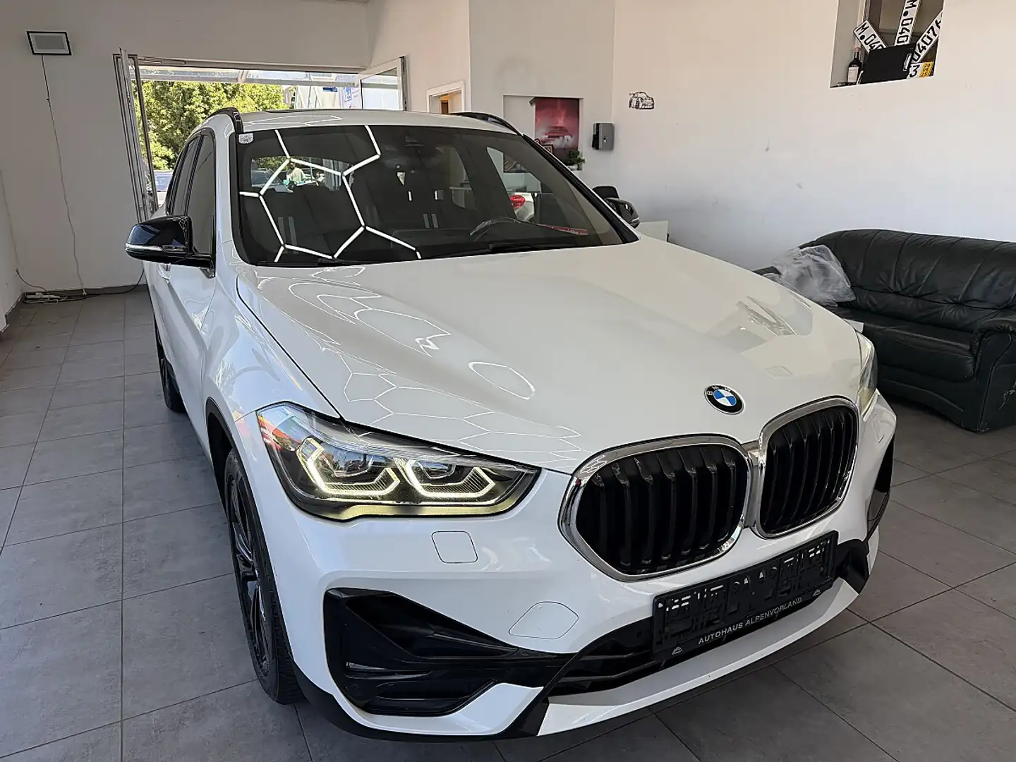 BMW X1 xDrive25e PHEV Aut. M Paket Weiß - 2