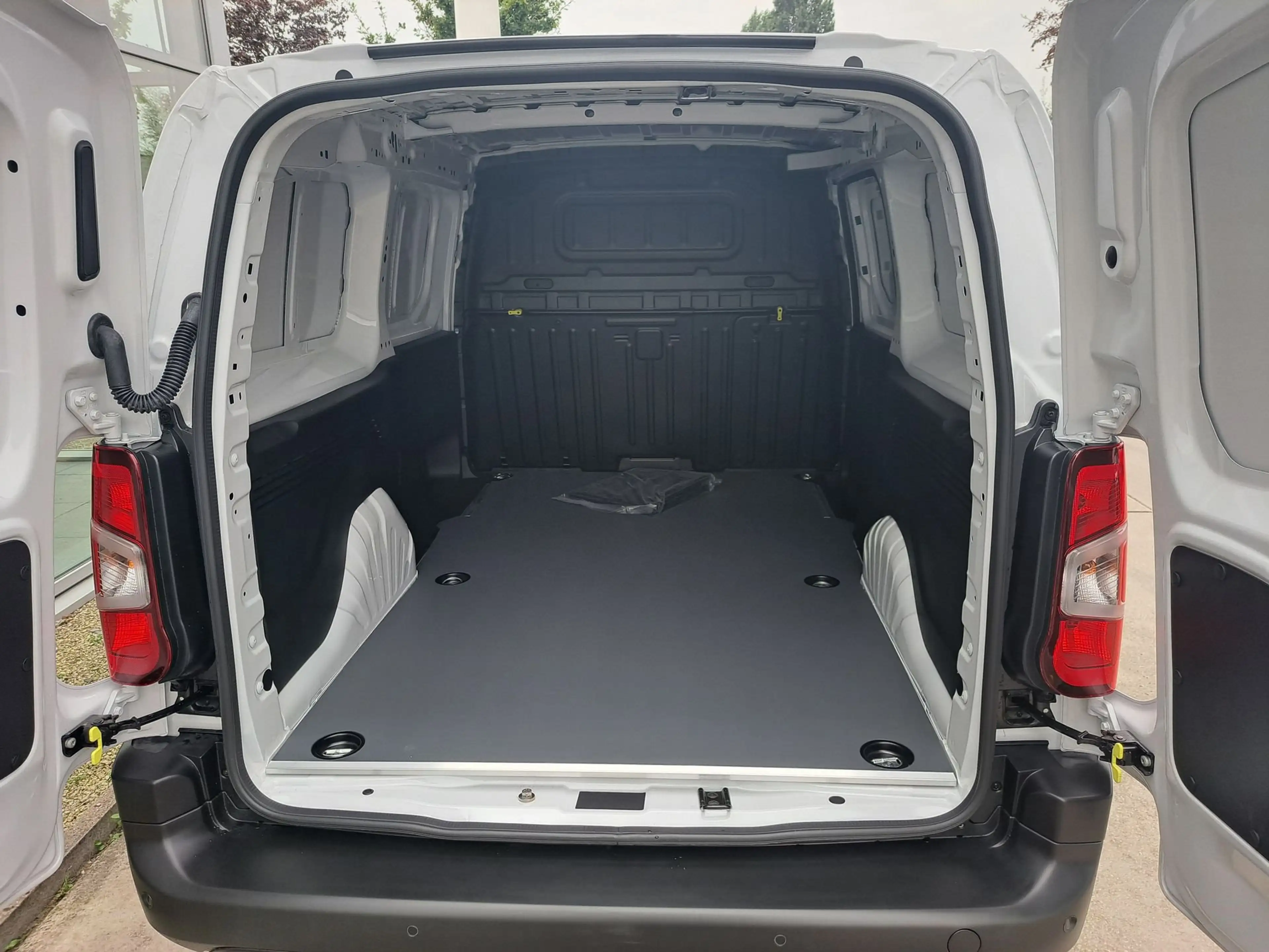 Citroen Berlingo XL Heavy 1.5 BlueHDi 130 S&S EAT8 Club AUTOMAAT — photo 9