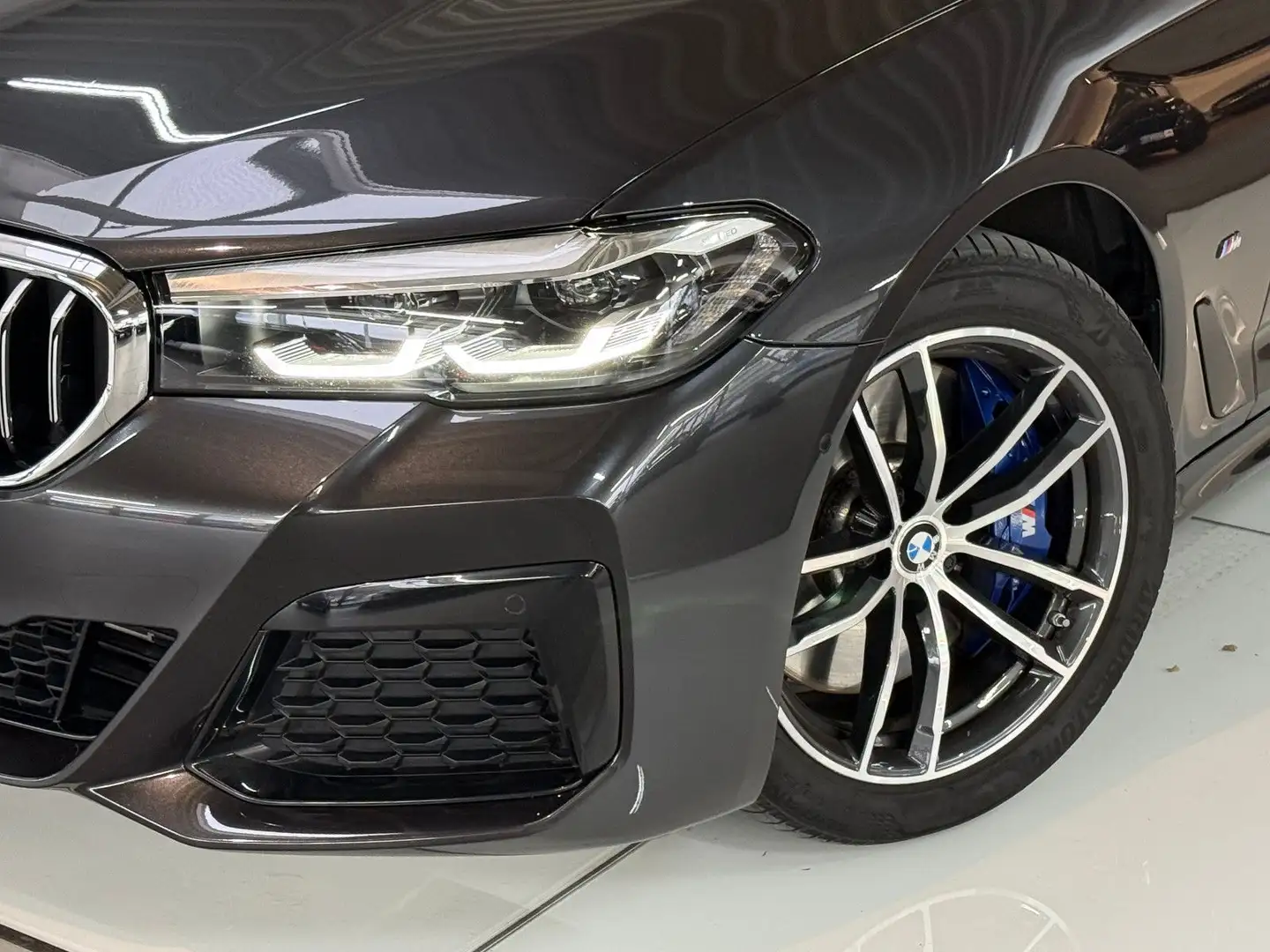 BMW 540 d xDrive M Sport AdapDrive PanoDach Harm&Kard Gris - 2