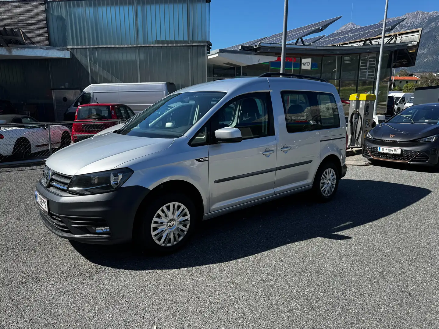 Volkswagen Caddy Combi Trendline 2,0 TDI Silber - 1