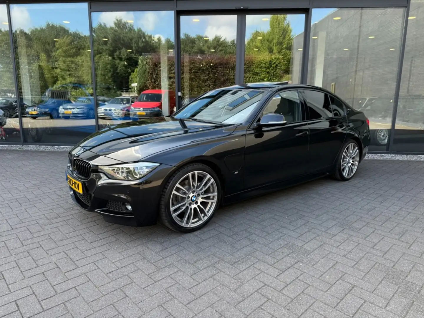 BMW 330 330e M-Sport,Schuifdak,Leer,LED,Lane Ass.,NaviPro, Schwarz - 1