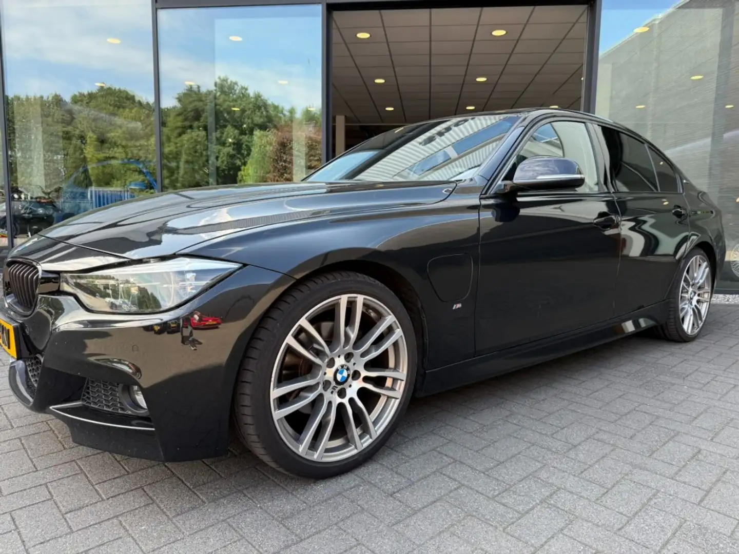 BMW 330 330e M-Sport,Schuifdak,Leer,LED,Lane Ass.,NaviPro, Zwart - 2