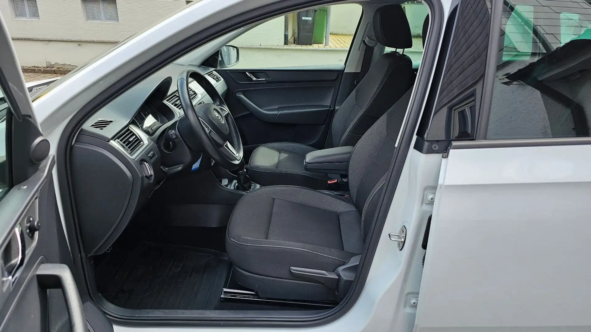 Skoda Rapid/Spaceback Rapid Spaceback 1,2 TSI Scoutline bijela - 2
