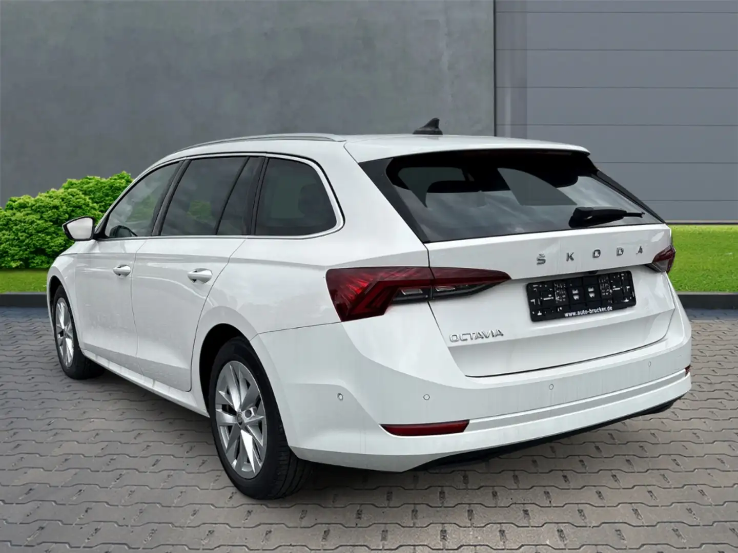 Skoda Octavia Combi First Edition 2.0 TDI+Anhängerkupplung+Navi Weiß - 2