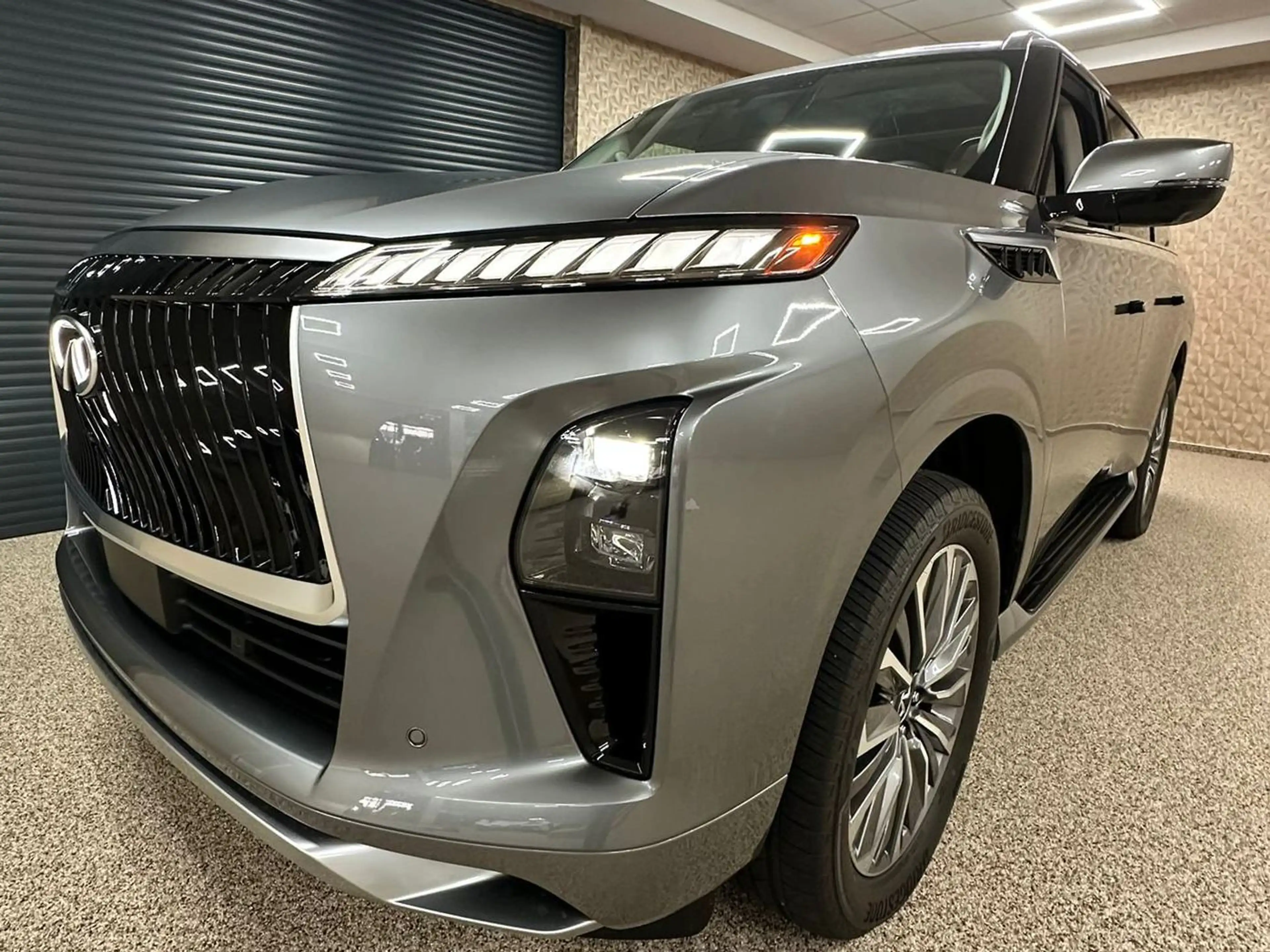 Infiniti QX80 — photo 10
