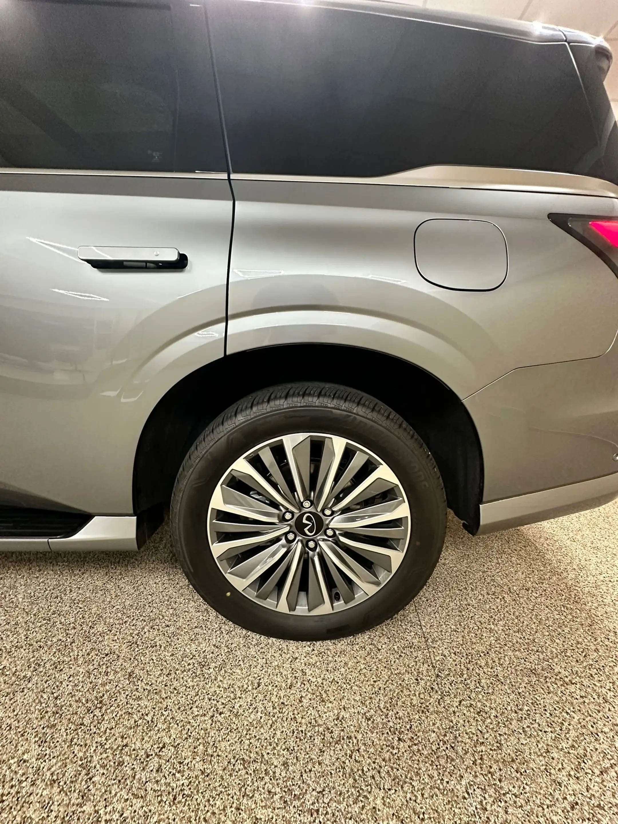 Infiniti QX80 — photo 12