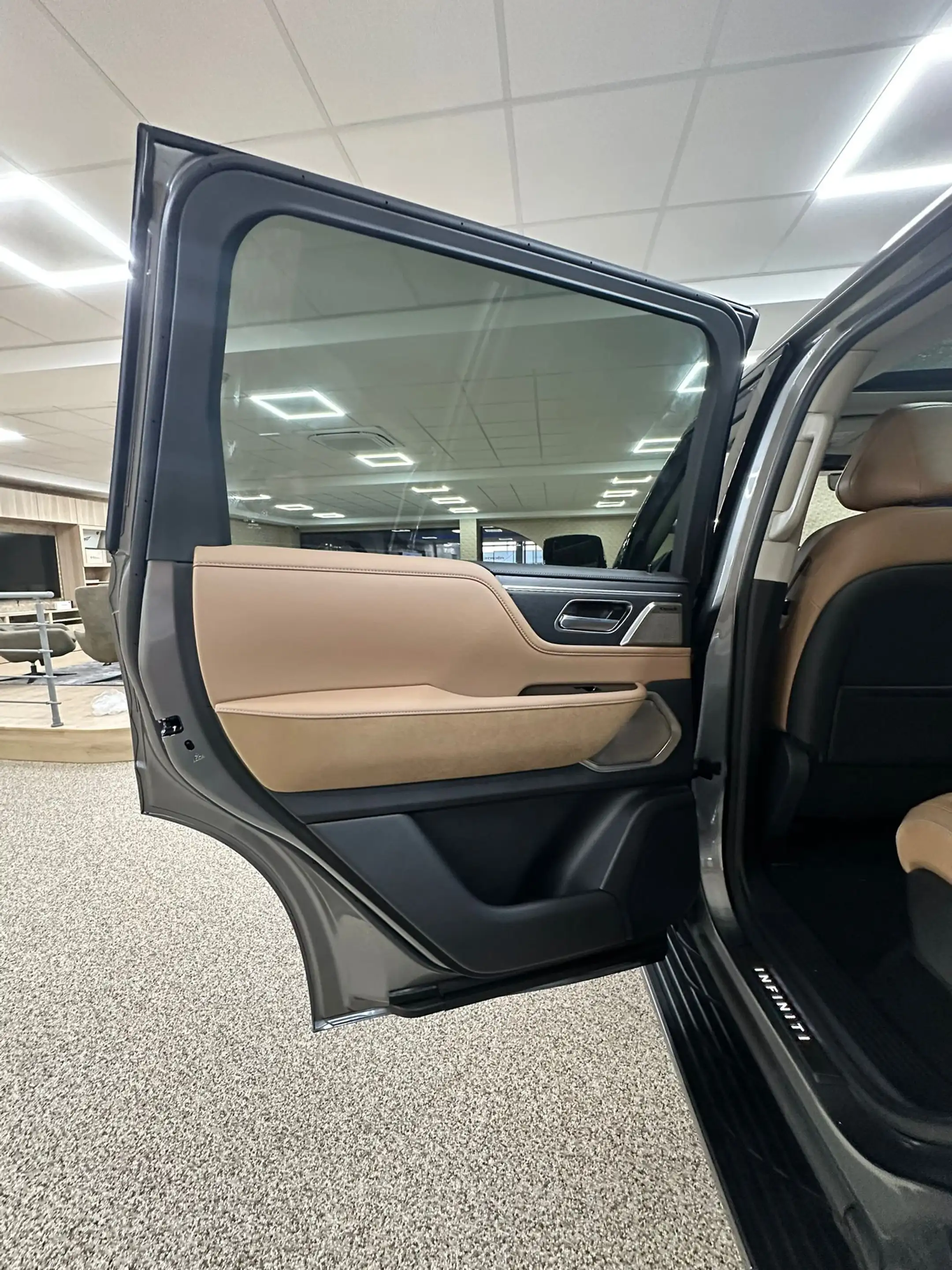 Infiniti QX80 — photo 3
