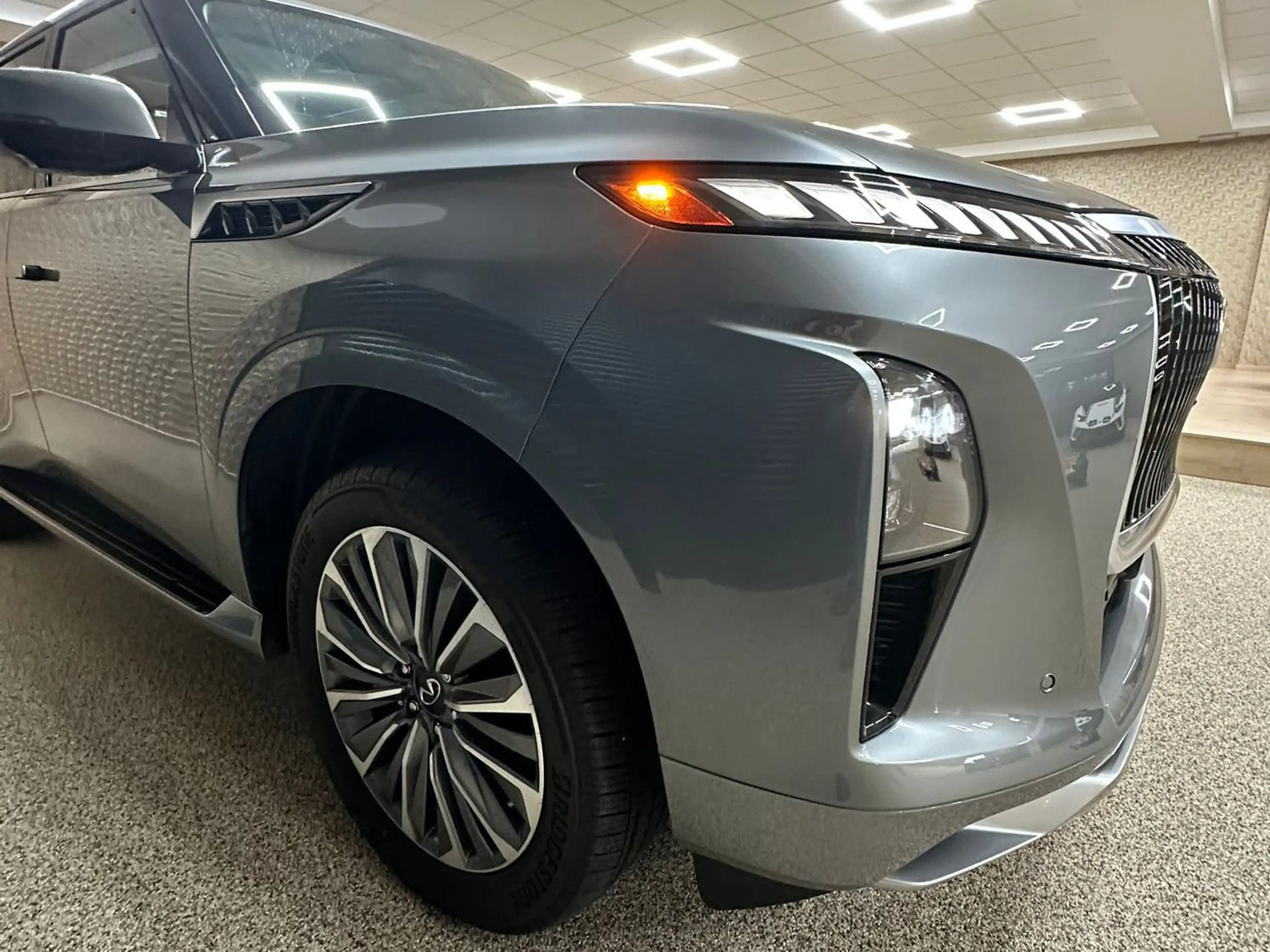 Infiniti QX80 — photo 11