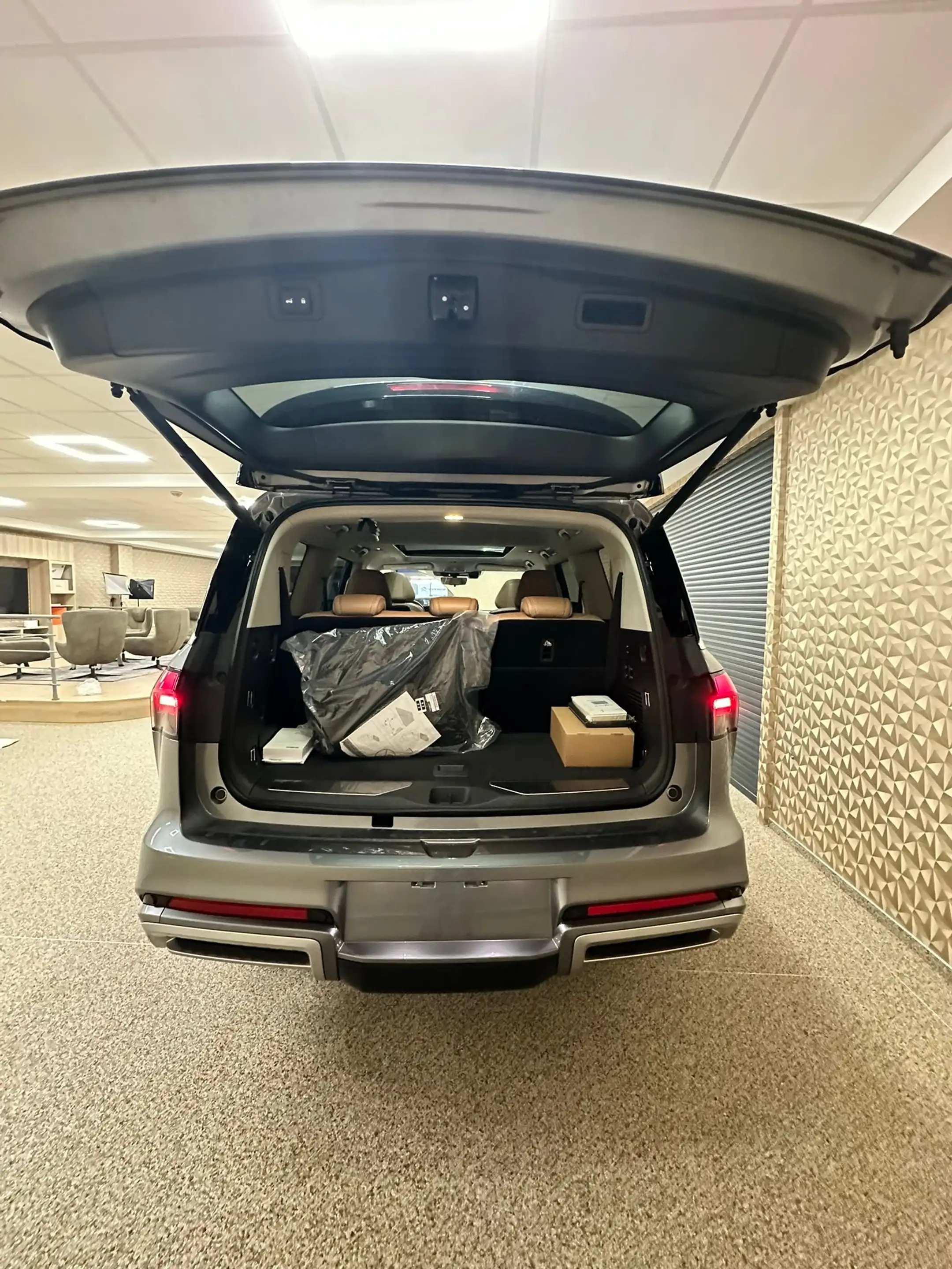 Infiniti QX80 — photo 8