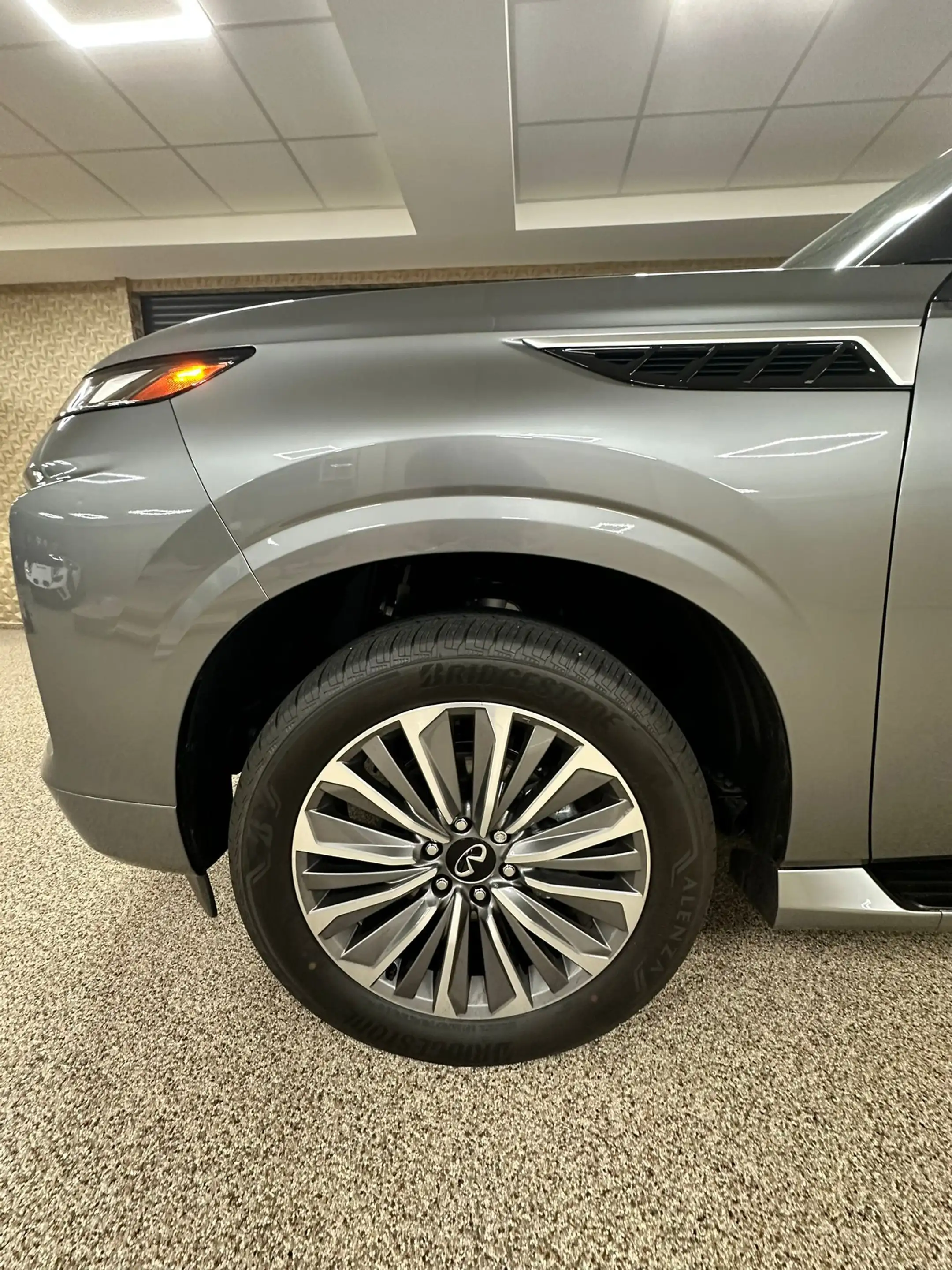 Infiniti QX80 — photo 9