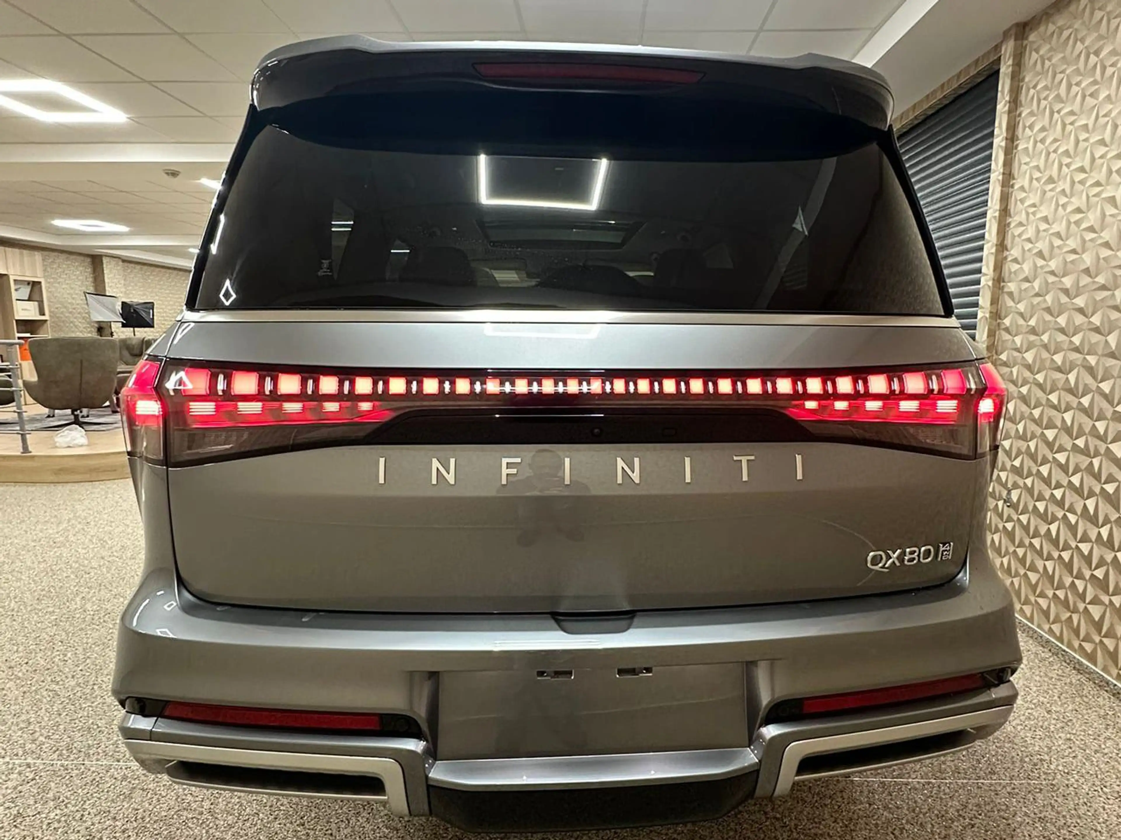 Infiniti QX80 — photo 13
