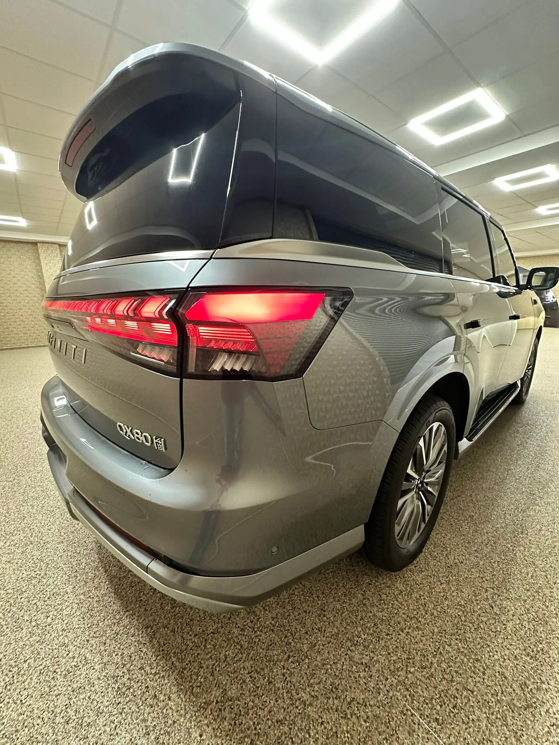 Infiniti QX80 — photo 14