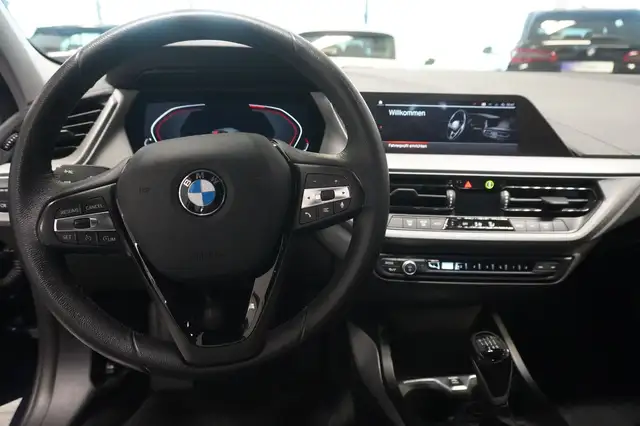BMW 1 Series view 11