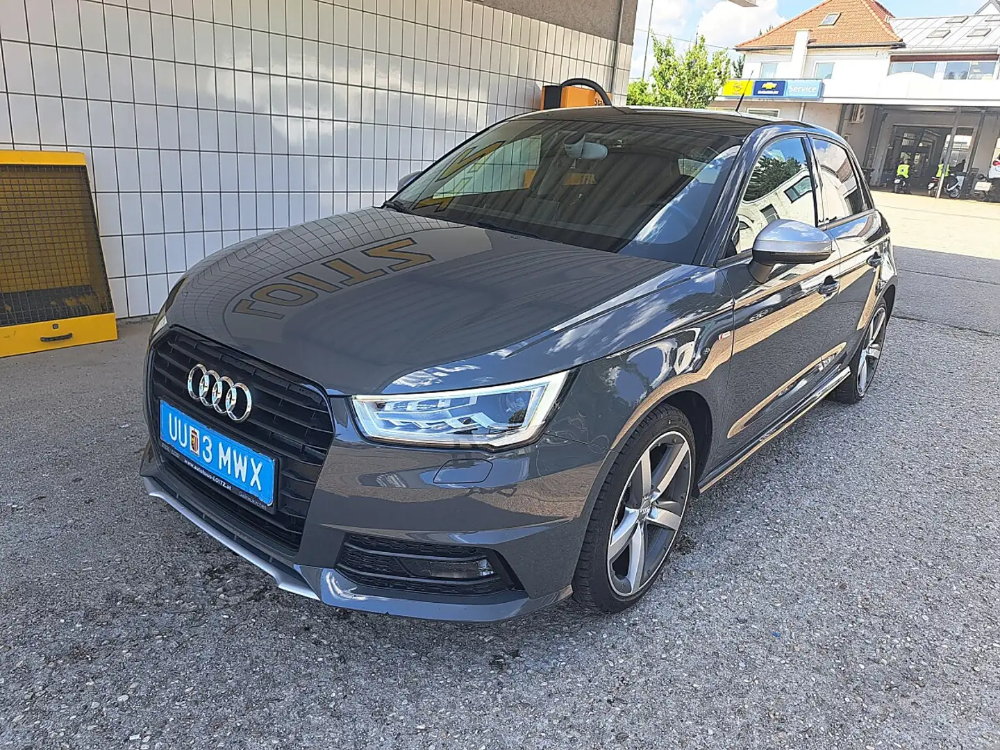 Audi A1 SB 1,0 TFSI Grau - 2