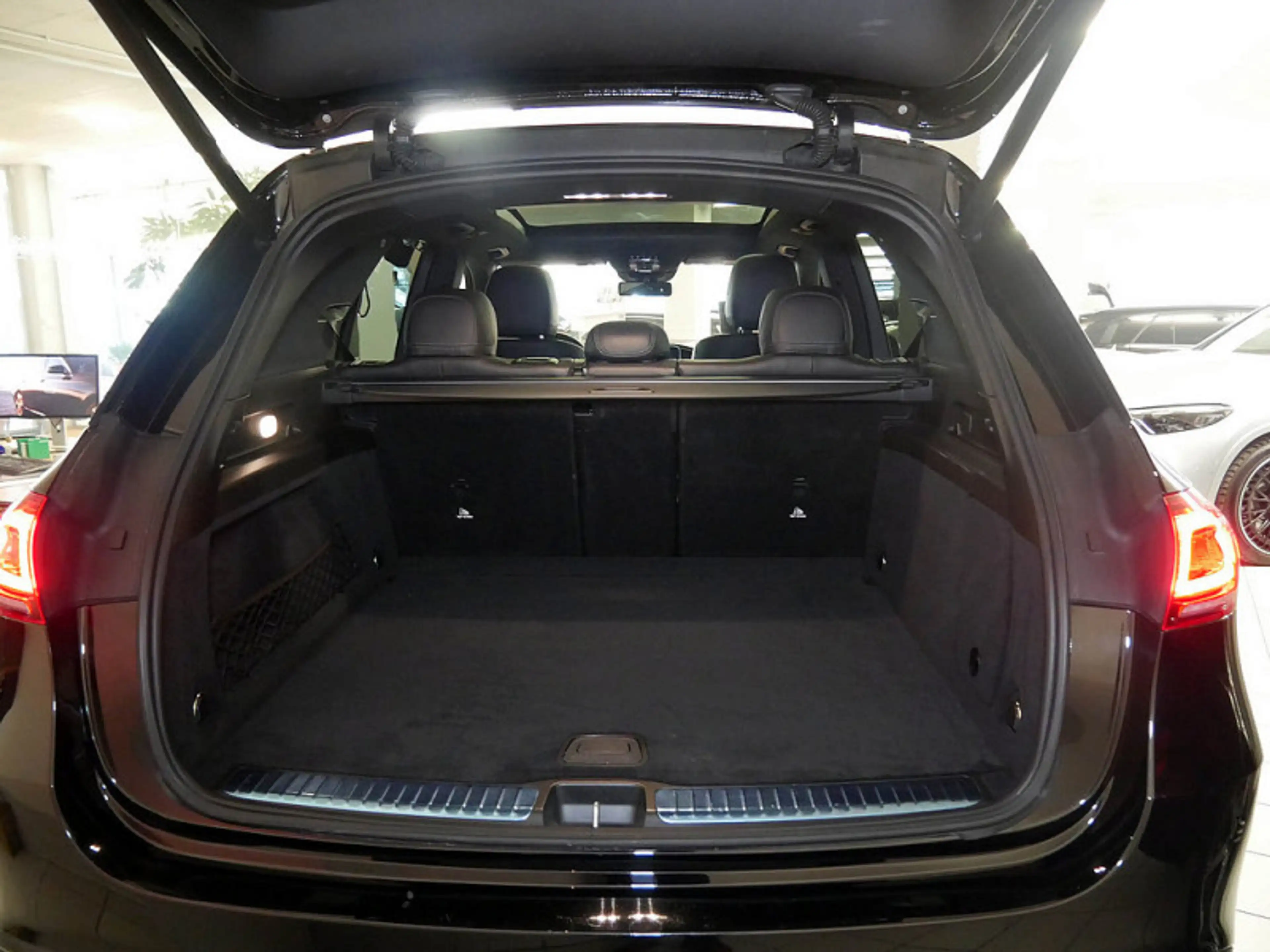 Mercedes-Benz GLE 300 d 4M AMG WIDE KAMERA PANO SPUR PDC SHD — photo 11