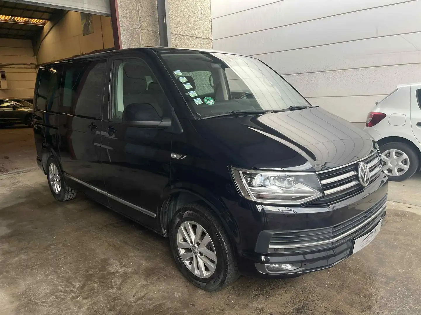 Volkswagen T6 Caravelle 2.0TDI DSG 5-Zit LED *Lichte Vracht* Zwart - 2