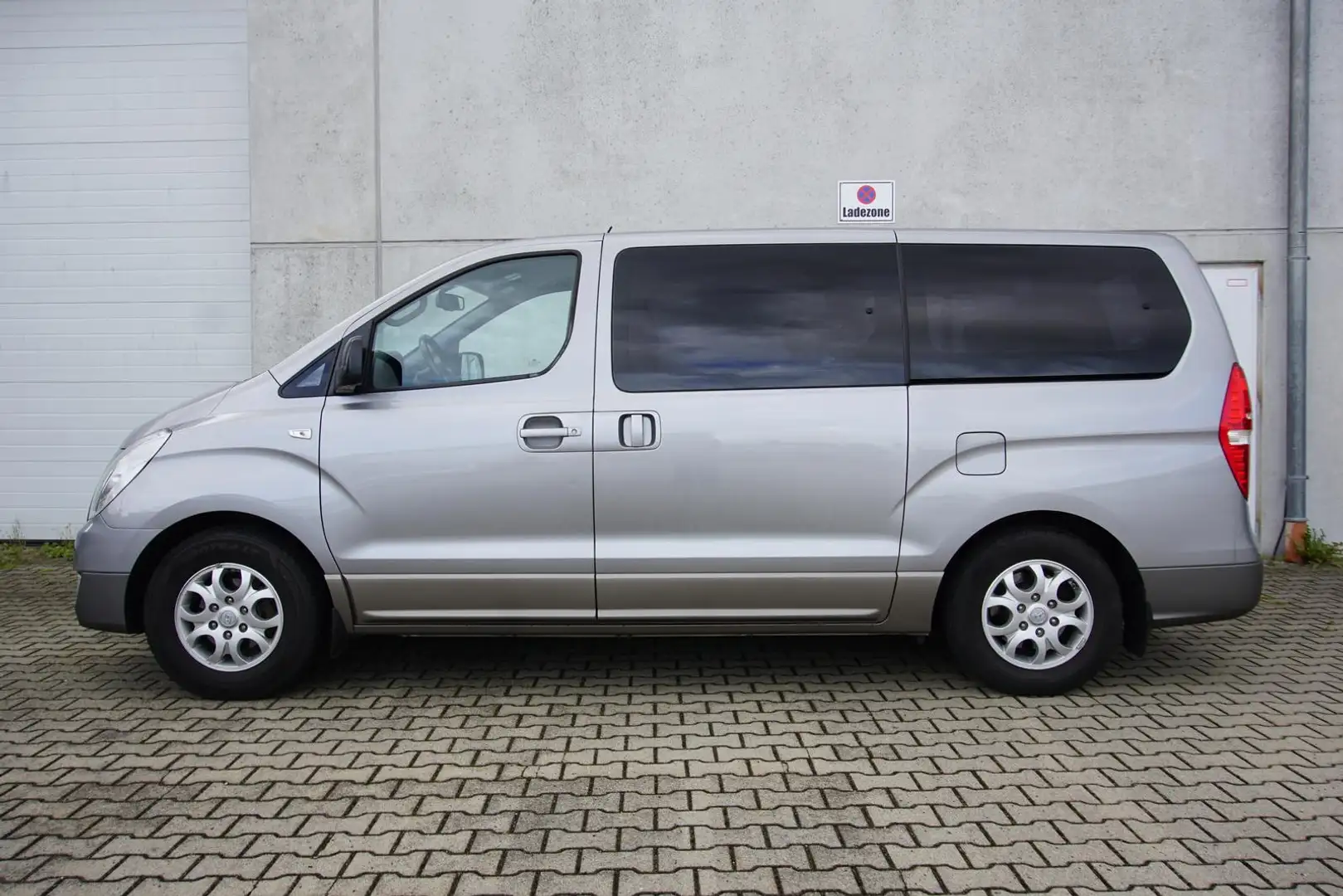 Hyundai H-1 Grand Starex 2.5CRDi AHK PDC 8-Sitzer 1Hd. Grijs - 2