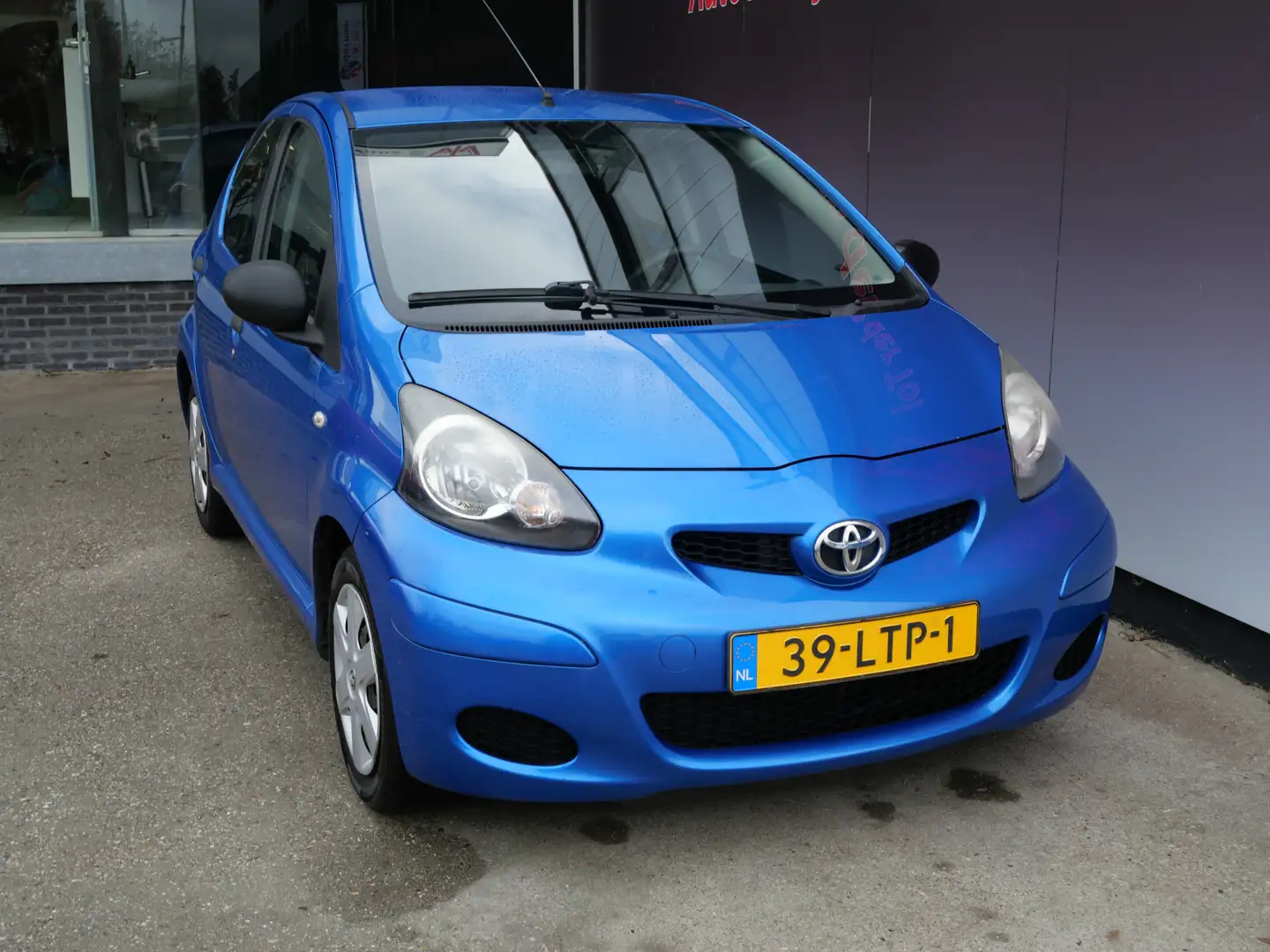 Toyota Aygo 1.0 12V ACCESS | 5-DRS | AIRCO | TREKHAAK | 1e EIG Blauw - 2