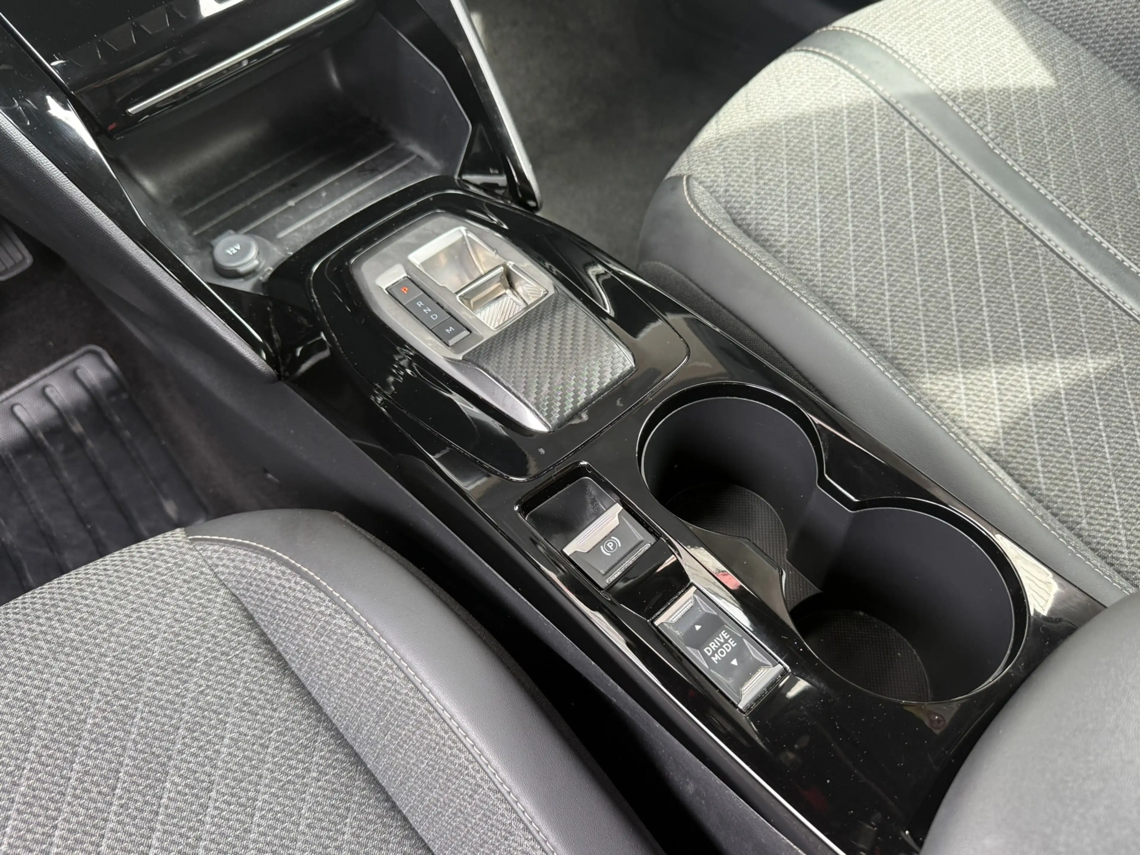 Peugeot 2008 1.2 Hybrid 136 Allure — photo 18