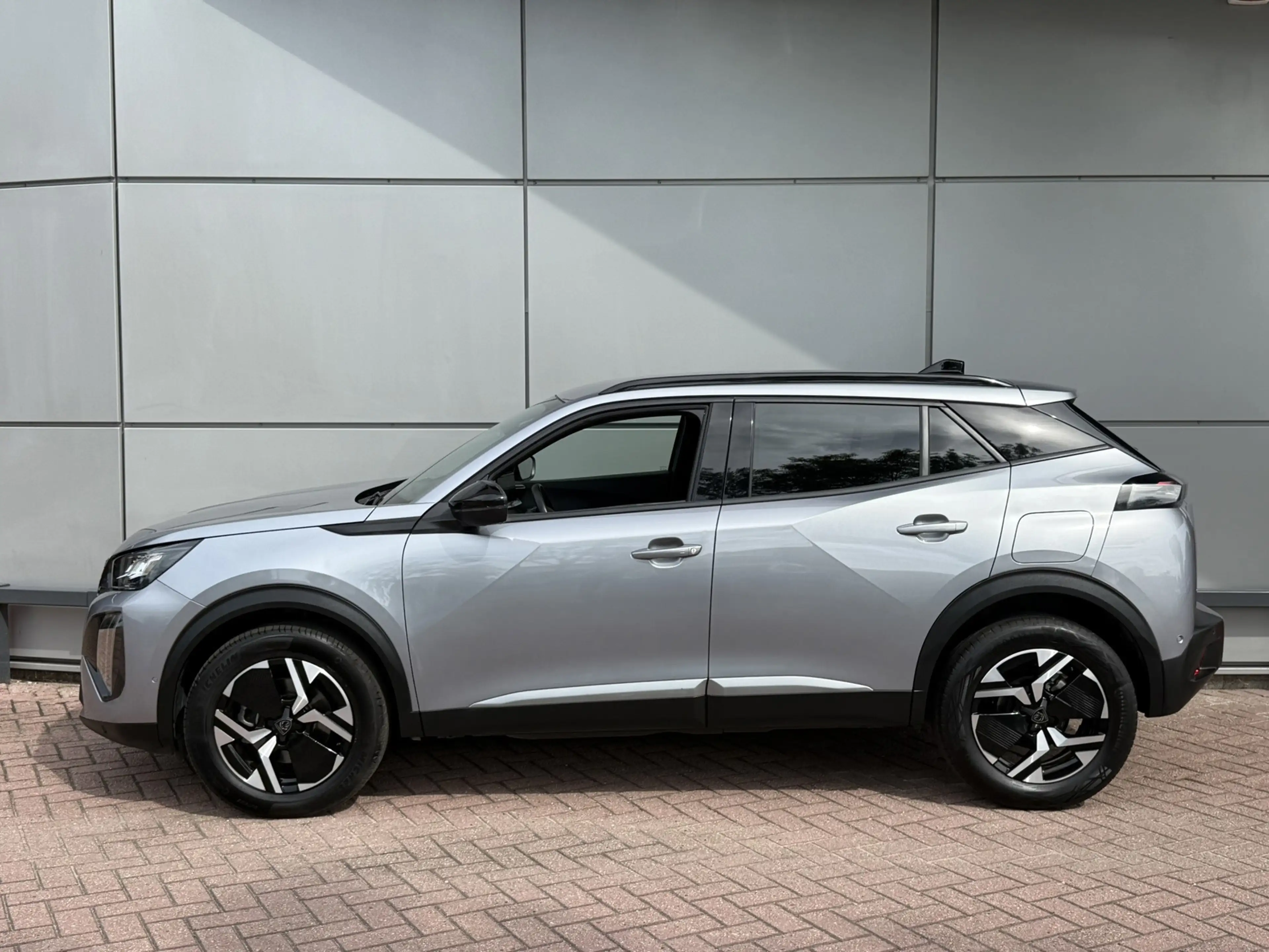 Peugeot 2008 1.2 Hybrid 136 Allure — photo 2
