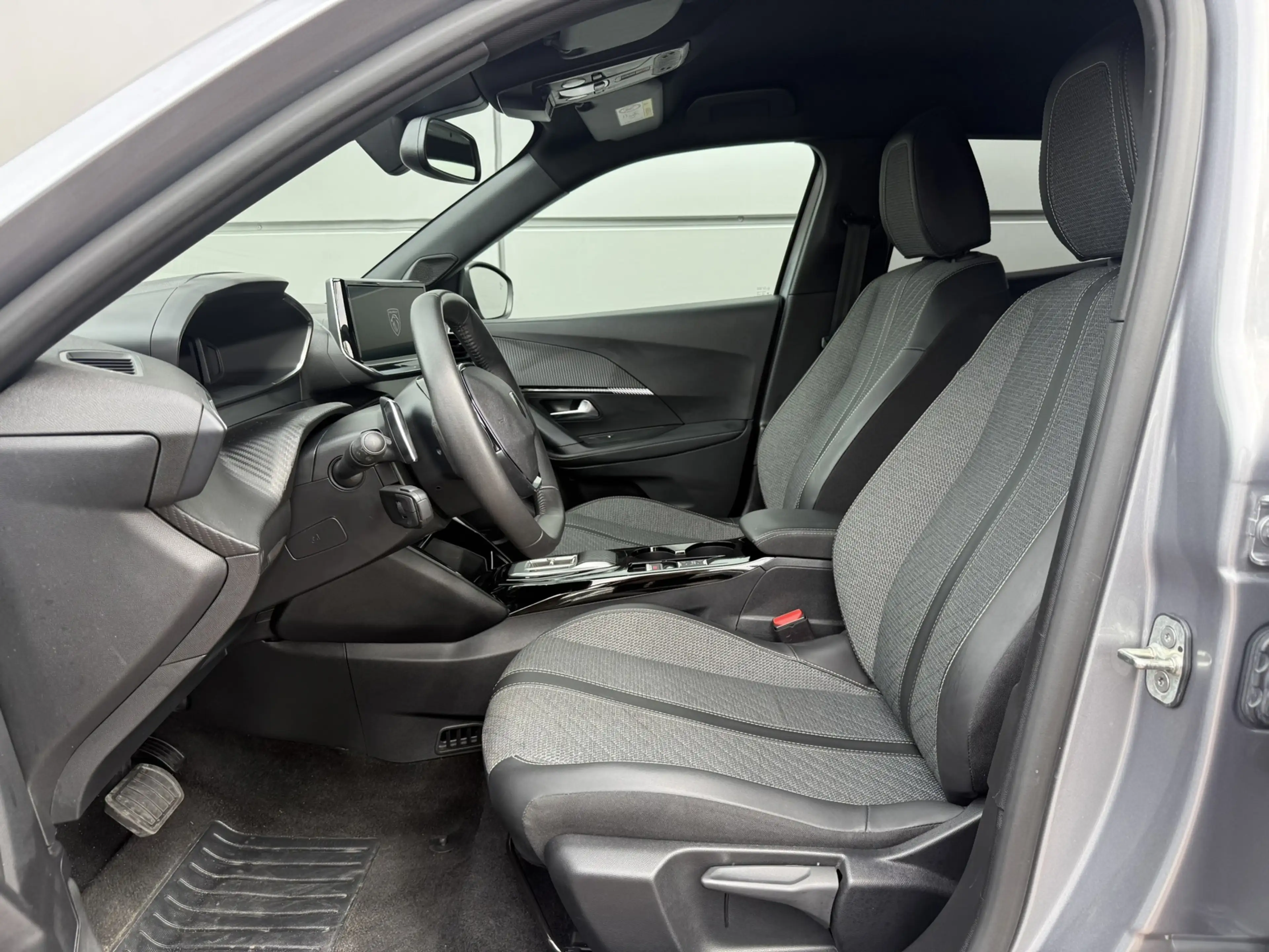 Peugeot 2008 1.2 Hybrid 136 Allure — photo 9
