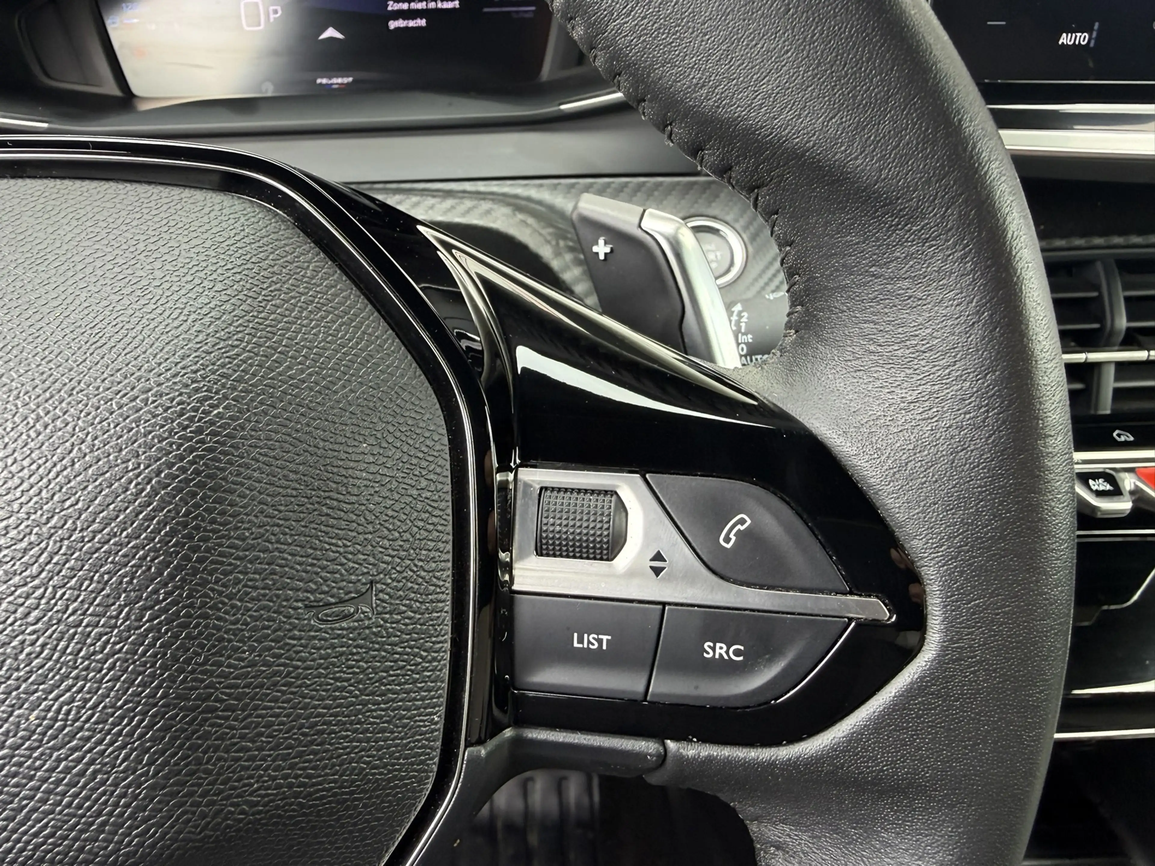 Peugeot 2008 1.2 Hybrid 136 Allure — photo 14