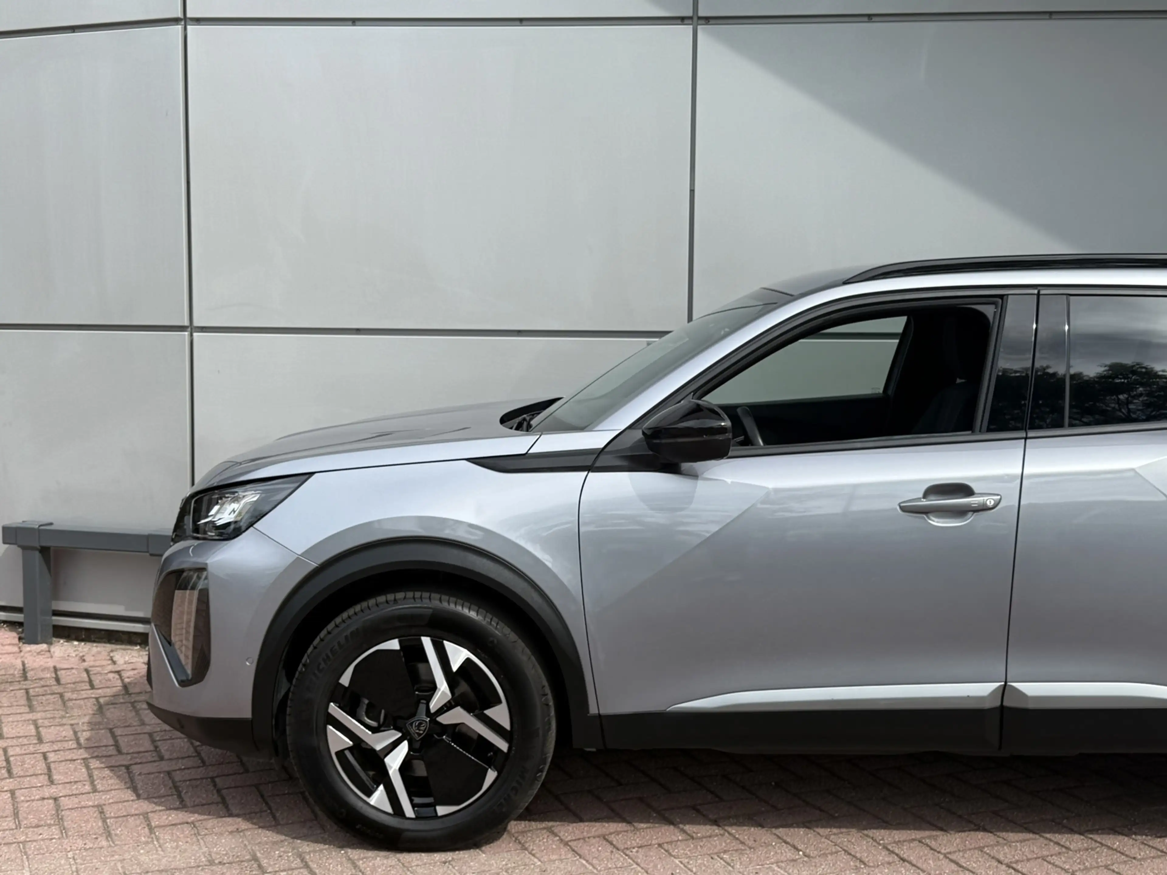 Peugeot 2008 1.2 Hybrid 136 Allure — photo 6