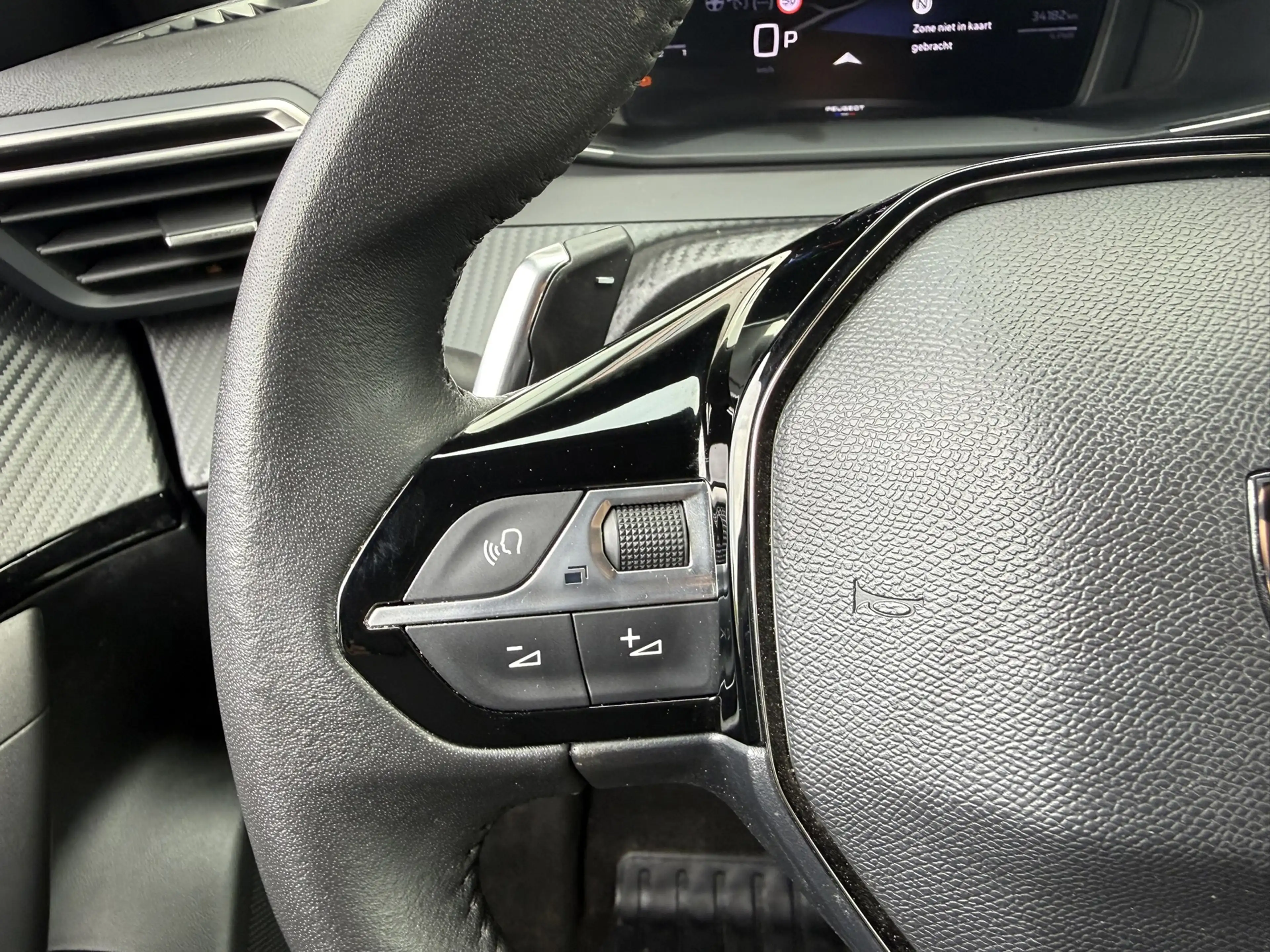 Peugeot 2008 1.2 Hybrid 136 Allure — photo 13