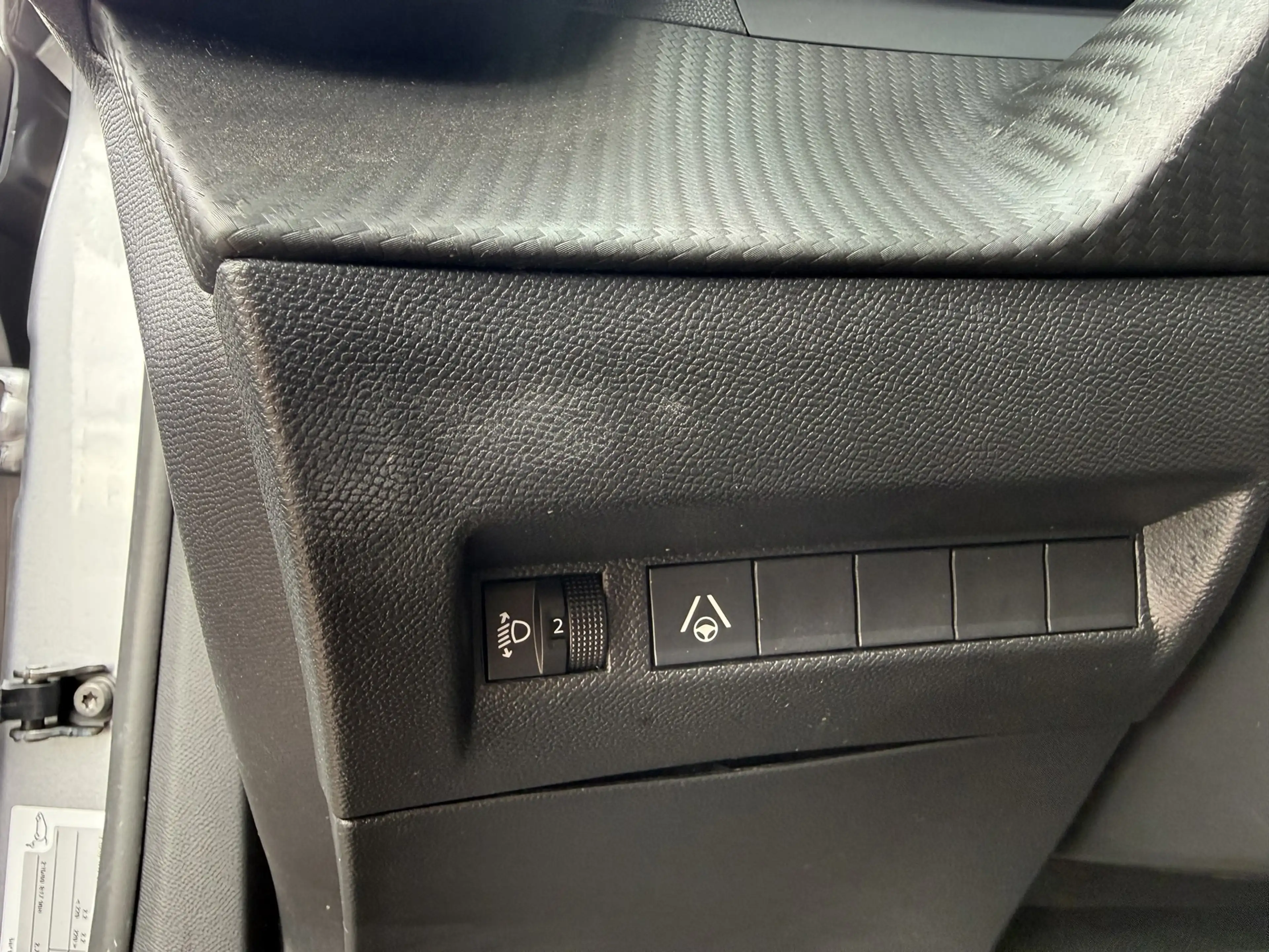 Peugeot 2008 1.2 Hybrid 136 Allure — photo 17