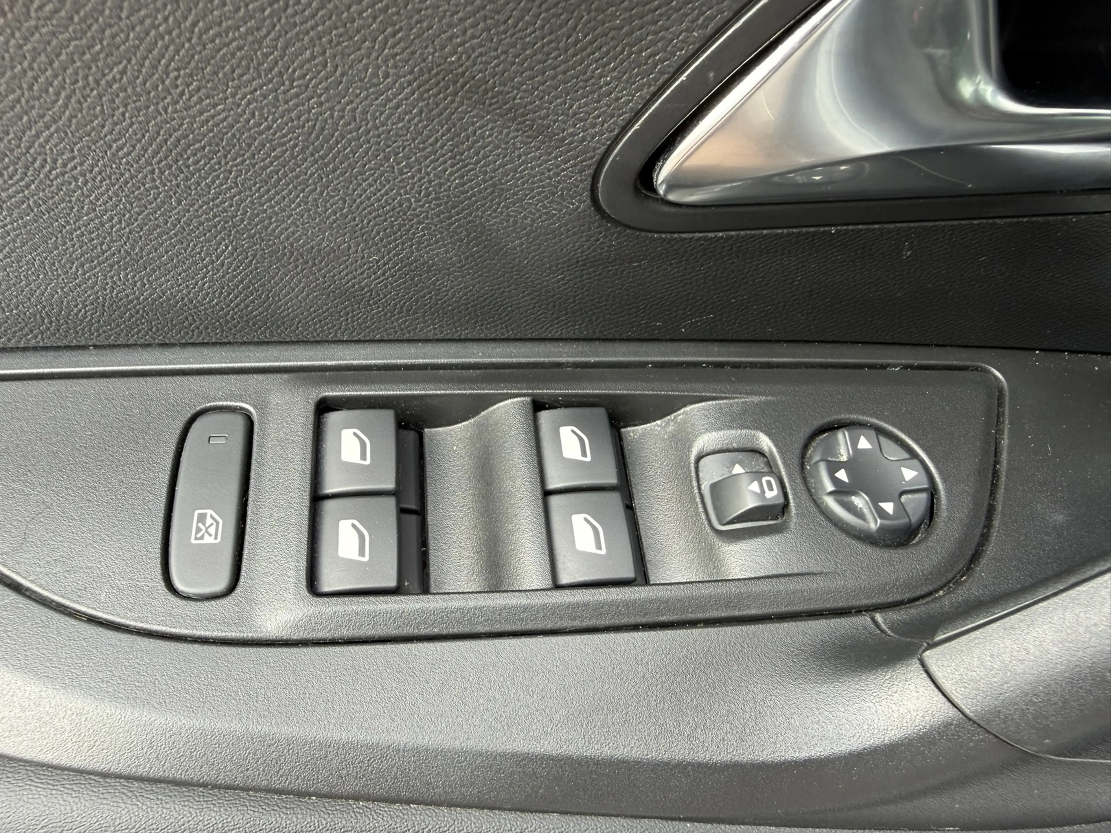 Peugeot 2008 1.2 Hybrid 136 Allure — photo 16