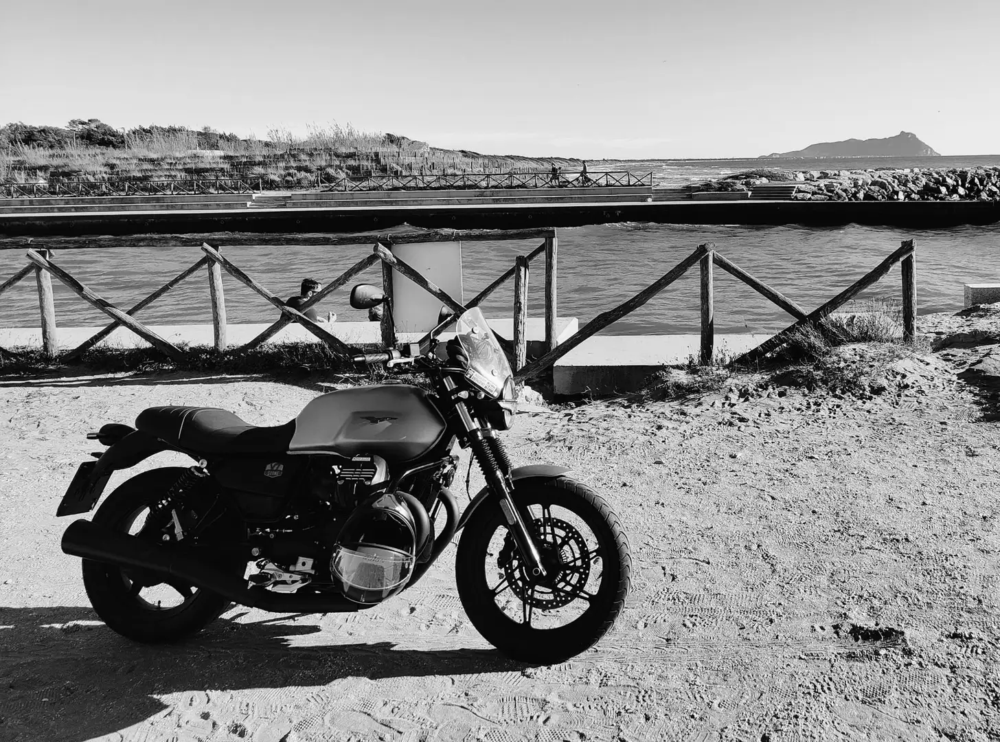 Moto Guzzi V 7 Stone Šedá - 2