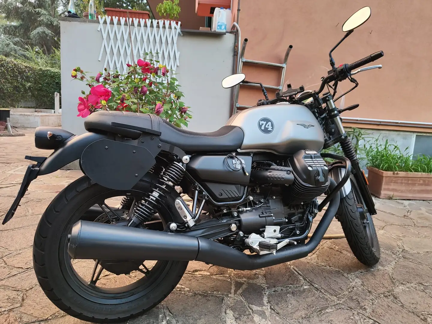 Moto Guzzi V 7 Stone Šedá - 1