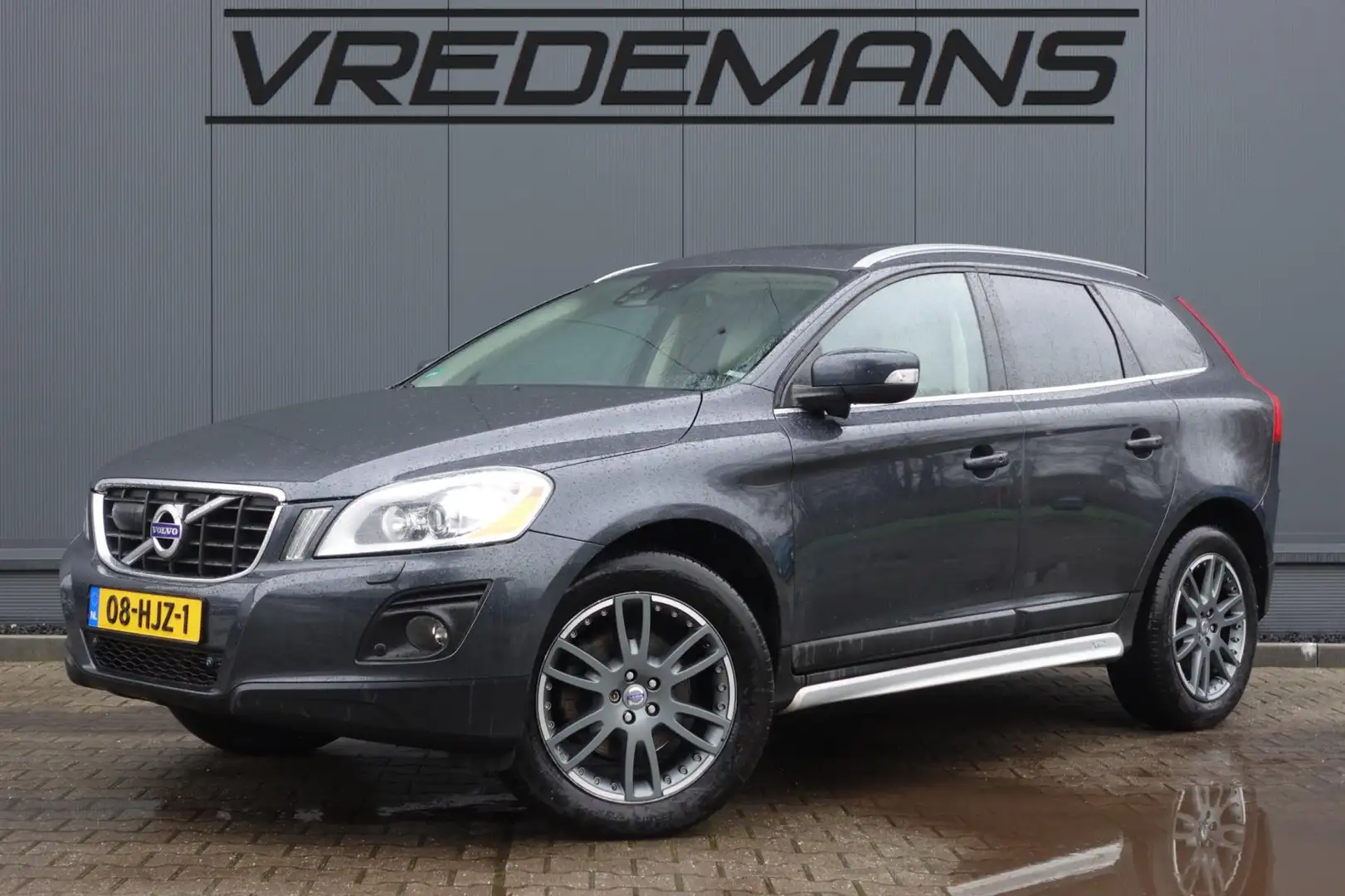 Volvo XC60 2.4 D5 AWD R-Design Grau - 1