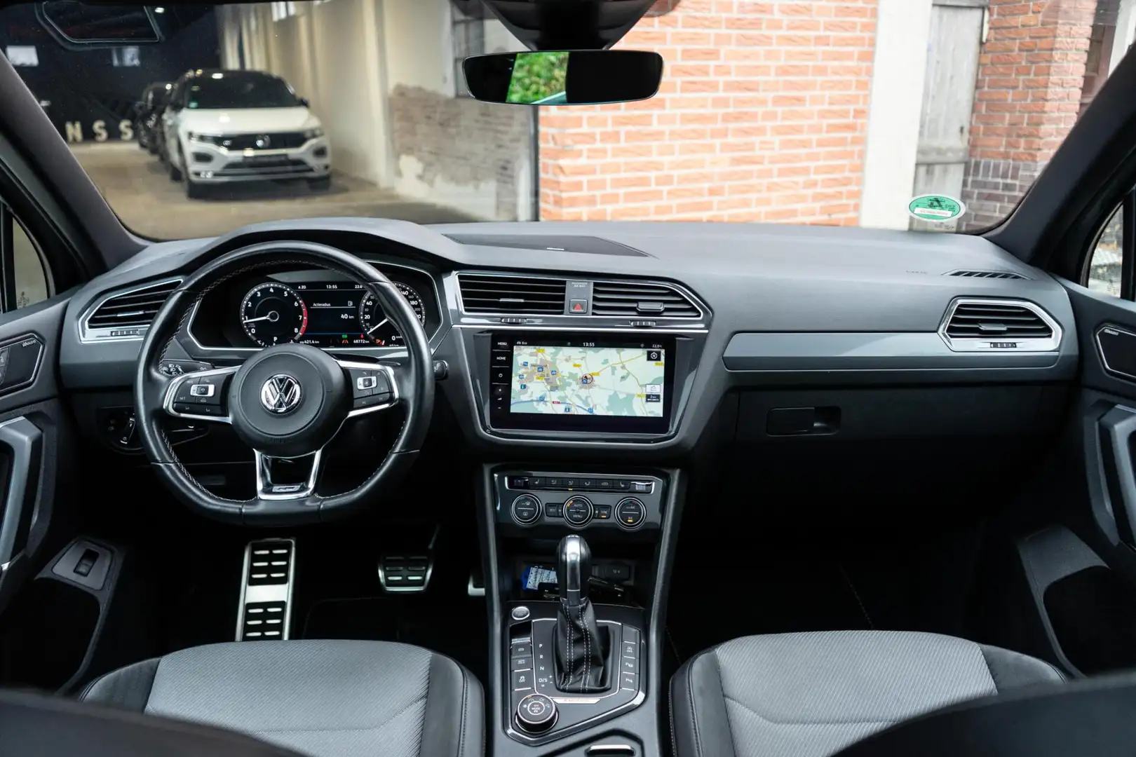 Volkswagen Tiguan 2.0 TSI 4Motion R-Line Pano / Trekhaak / HUD Grijs - 2