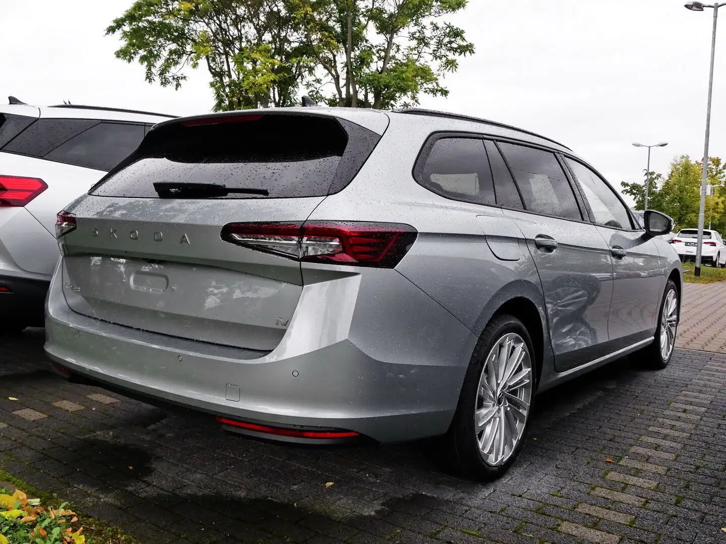 Skoda Superb Combi Selection 1.5 TSI iV (110kW) DSG Silber - 2