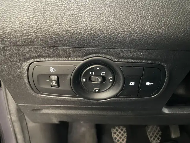 DR Automobiles DR4 view 26
