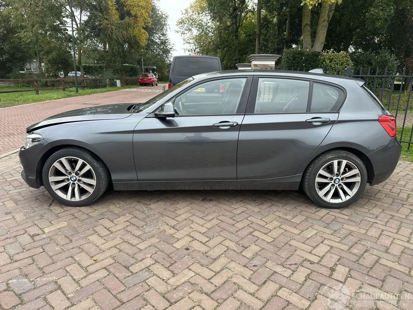 BMW 118 1-serie 118i Executive Grijs - 2