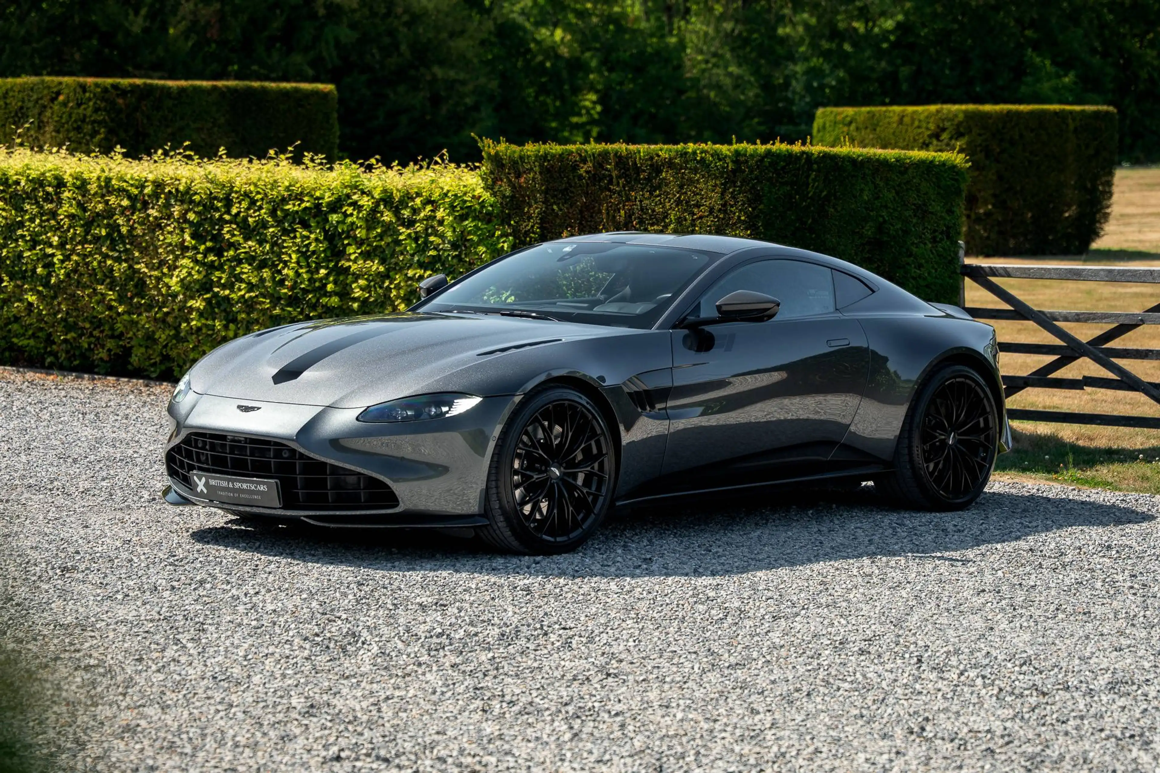 Aston Martin Vantage V8 Coupe - 1 Owner — photo 5