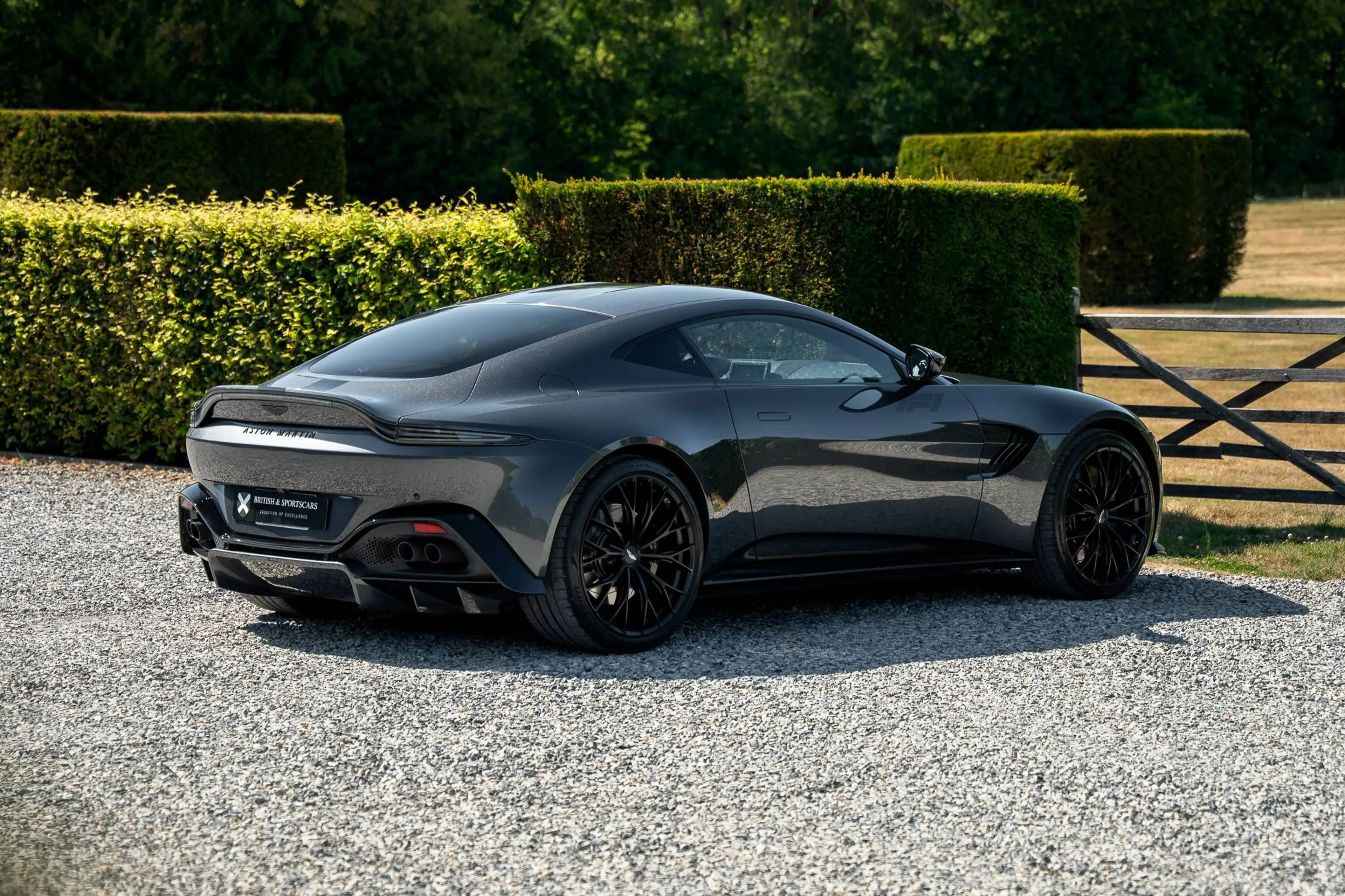Aston Martin Vantage V8 Coupe - 1 Owner — photo 6