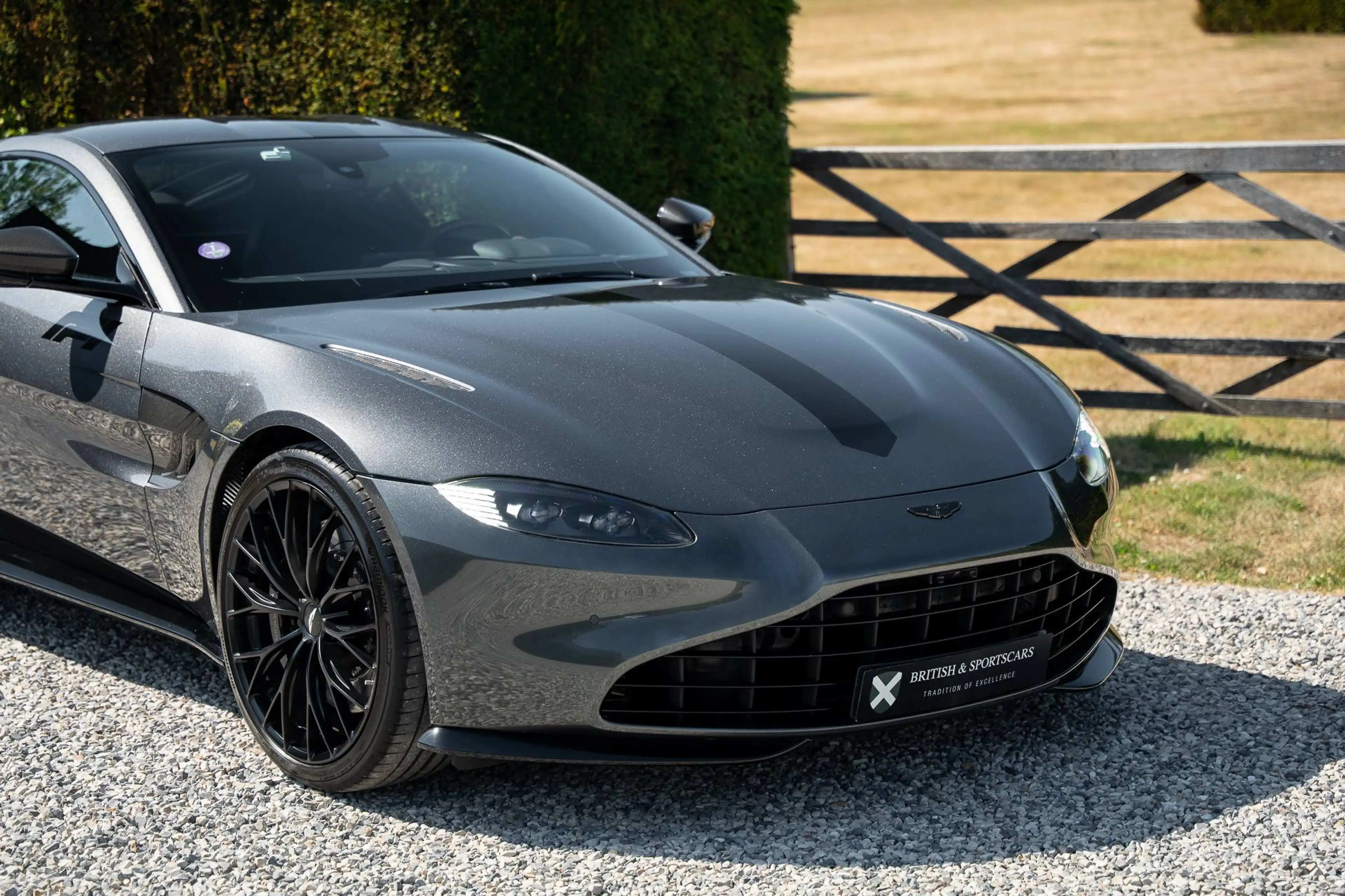 Aston Martin Vantage V8 Coupe - 1 Owner — photo 9