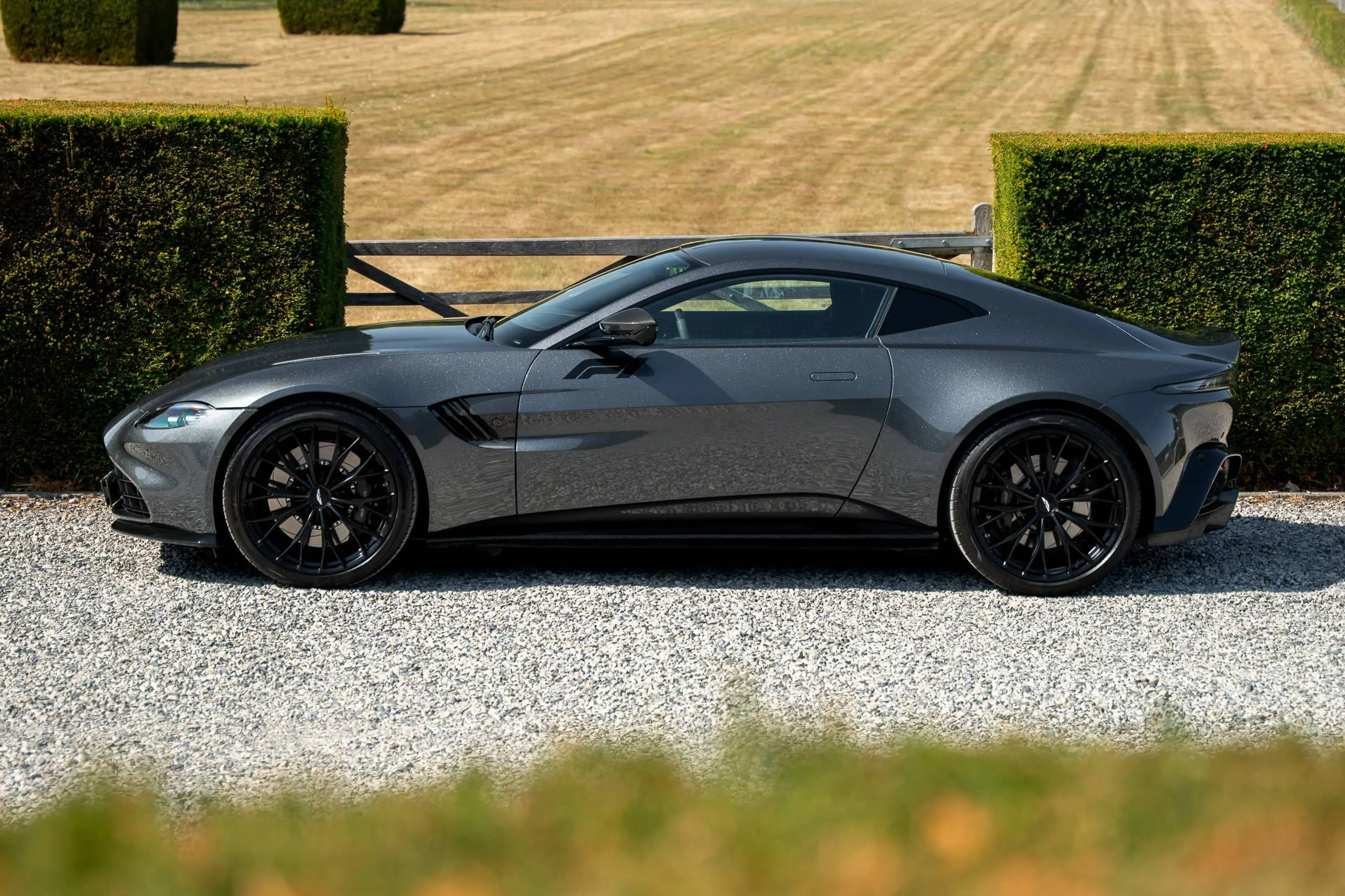 Aston Martin Vantage V8 Coupe - 1 Owner — photo 3