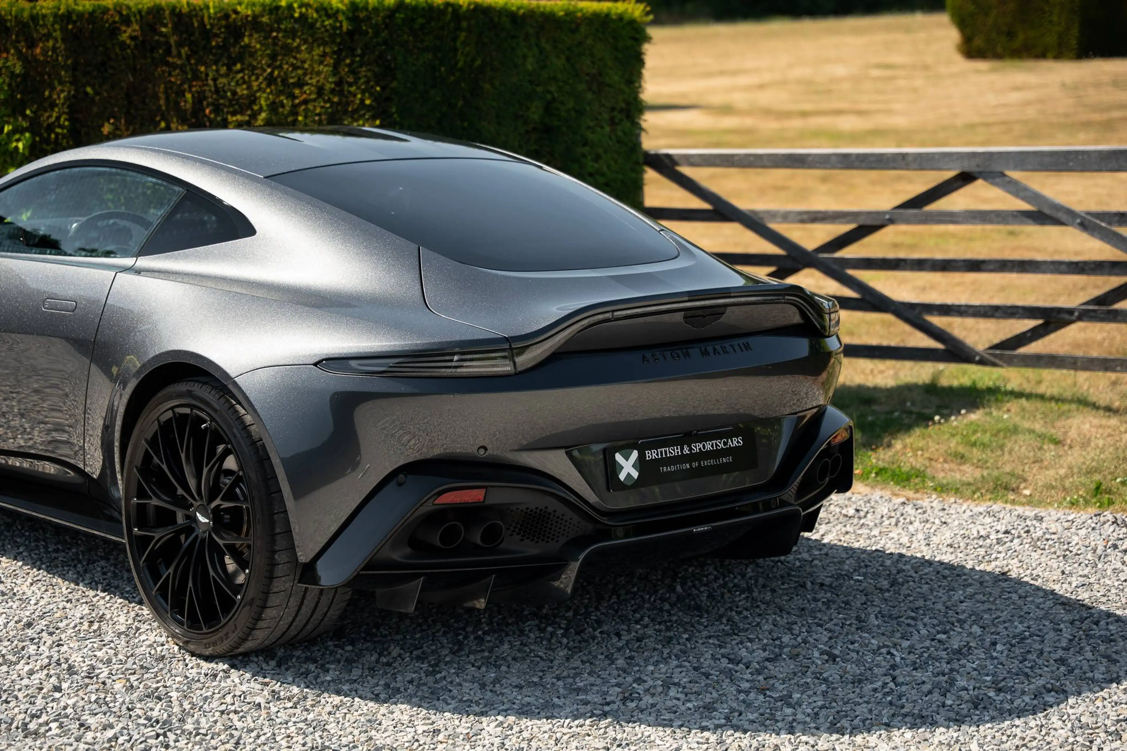 Aston Martin Vantage V8 Coupe - 1 Owner — photo 10