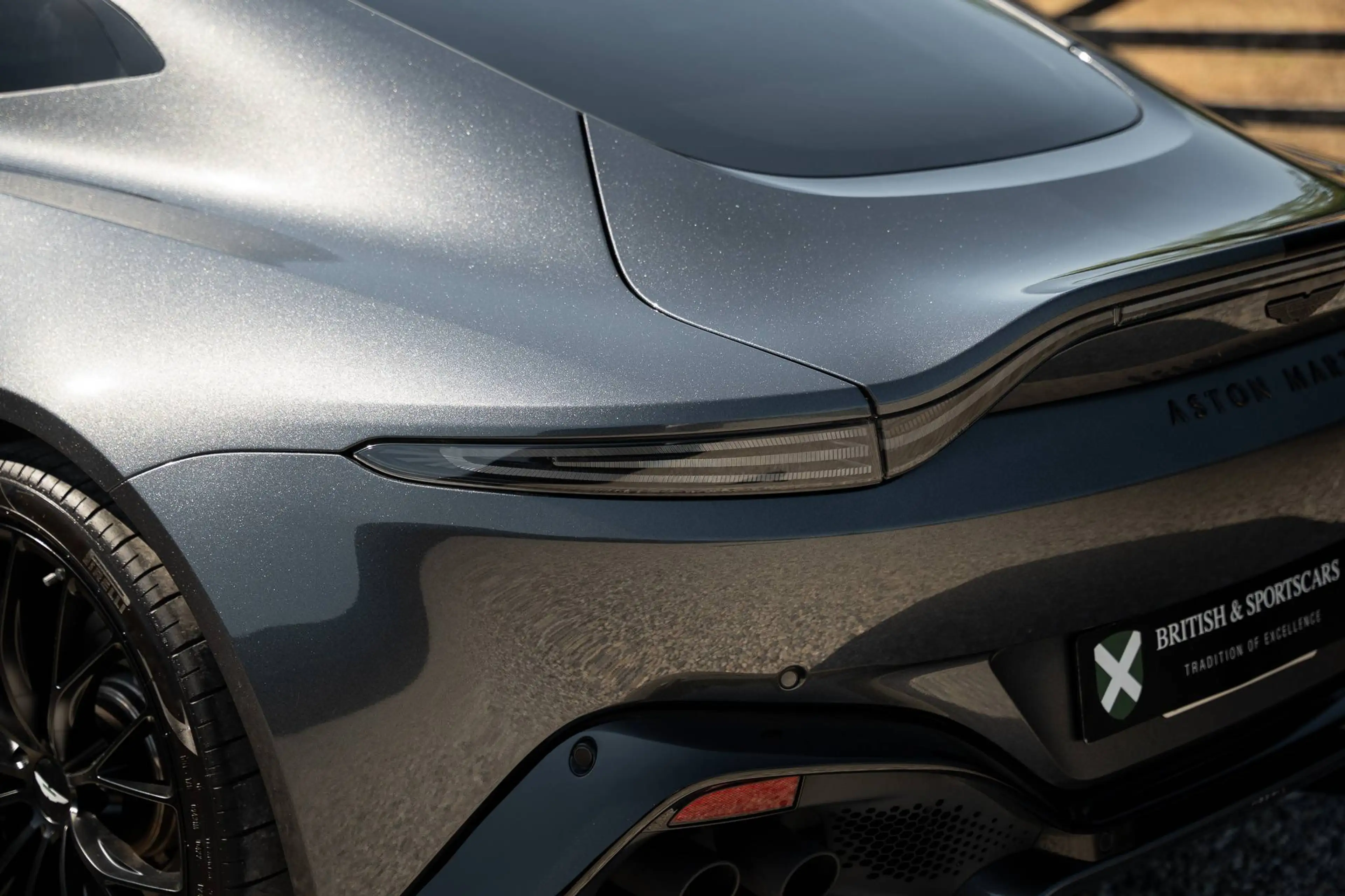 Aston Martin Vantage V8 Coupe - 1 Owner — photo 12