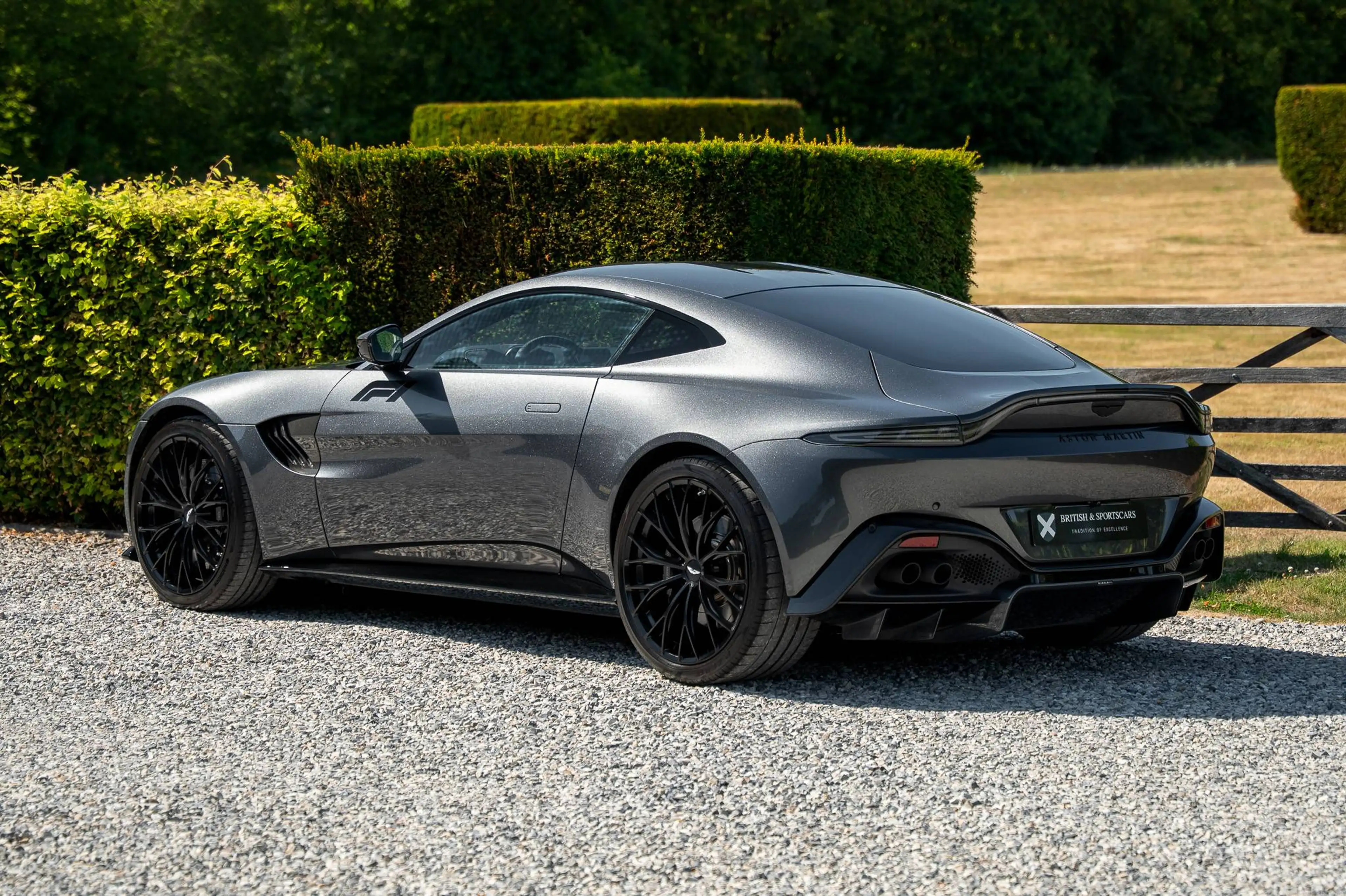 Aston Martin Vantage V8 Coupe - 1 Owner — photo 2