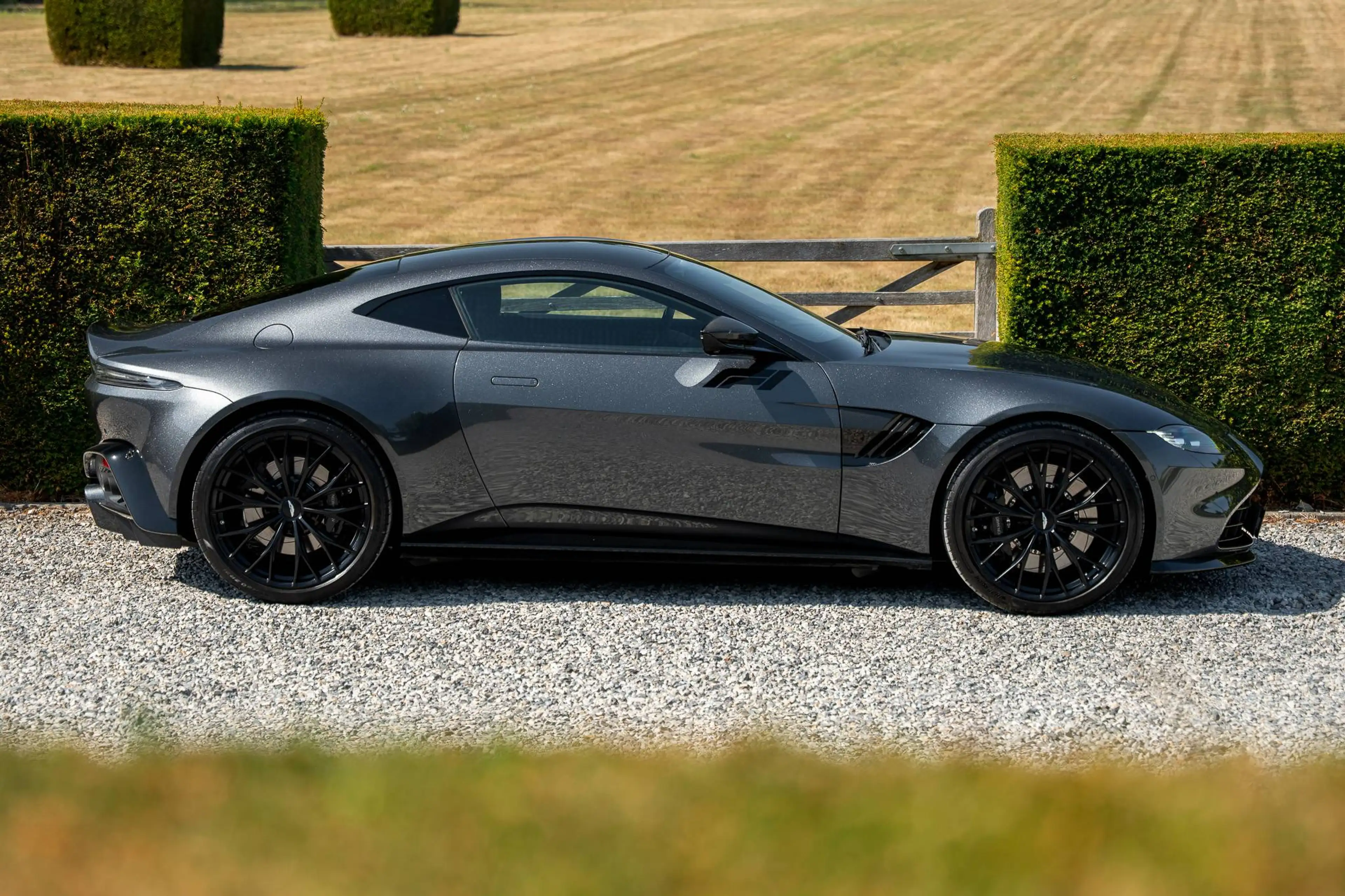 Aston Martin Vantage V8 Coupe - 1 Owner — photo 4