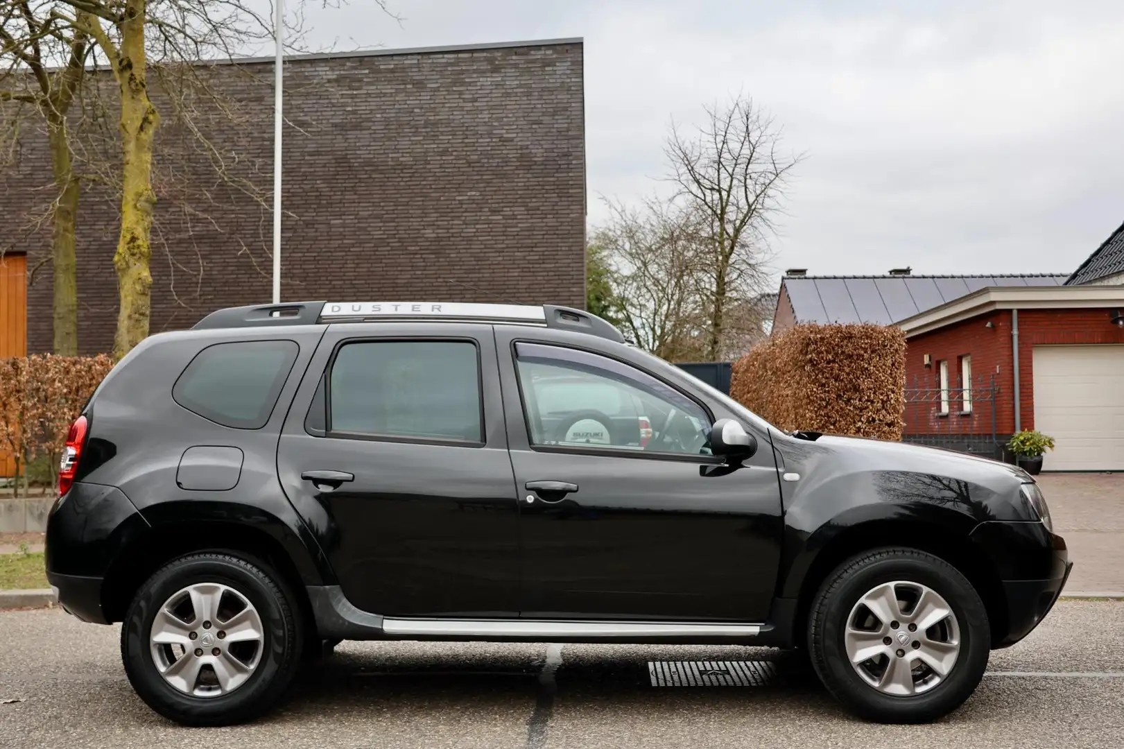 Dacia Duster 1.2 TCe 4x2 Prestige | NAVI | AIRCO | CRUISE | TRE Zwart - 2