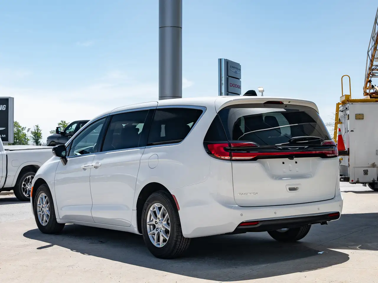 Chrysler Pacifica photo Chrysler Pacifica